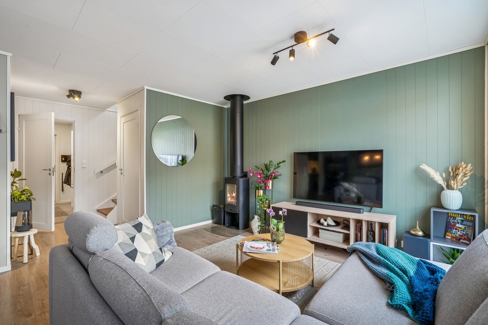 Det er moderne overflater i boligen, med laminat på gulvet og tiltalende fargevalg på veggene. Galleribilde