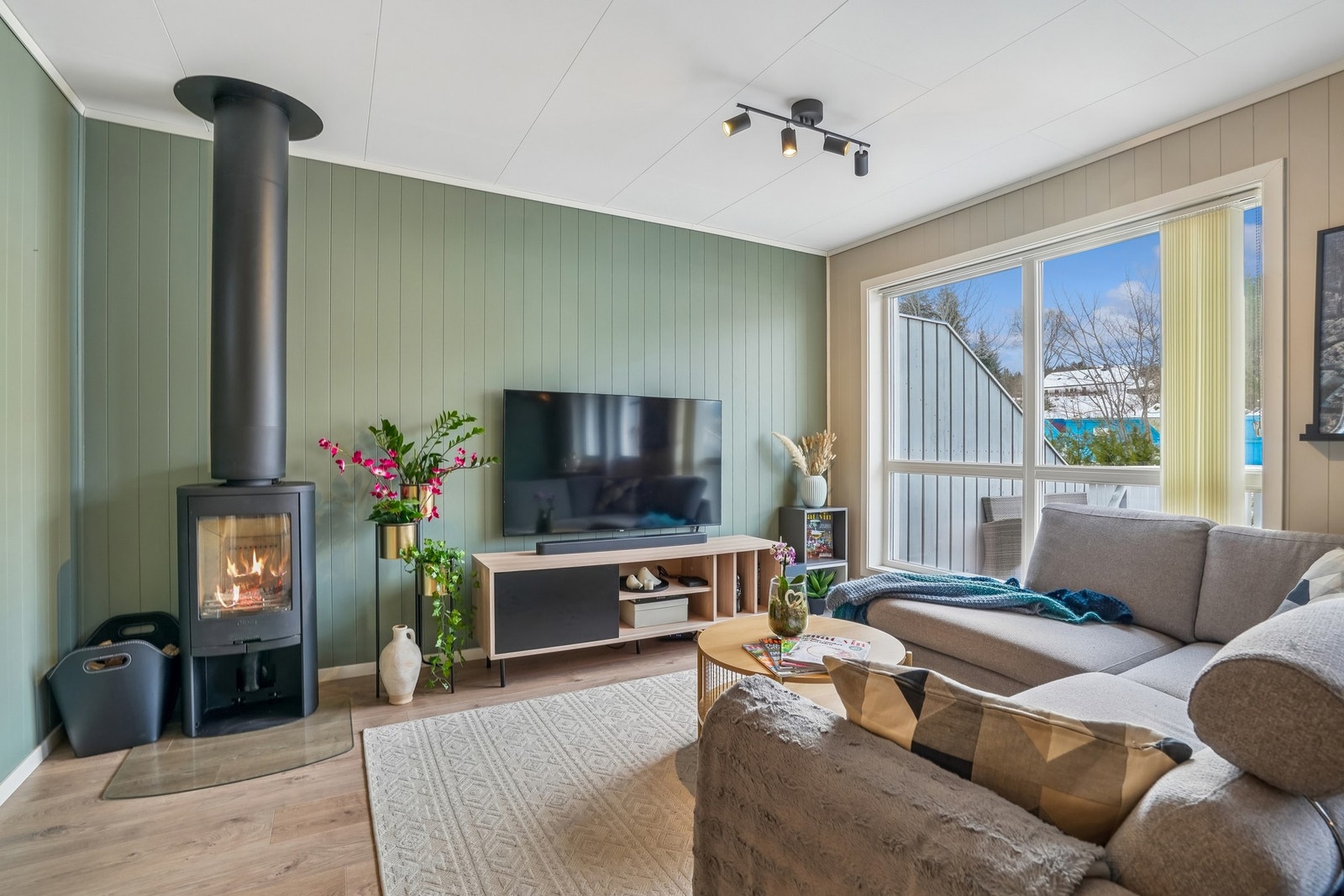 Stuen er i åpen løsning med kjøkkenet og har en praktisk utforming med plass til både spise- og sofagruppe. Galleribilde