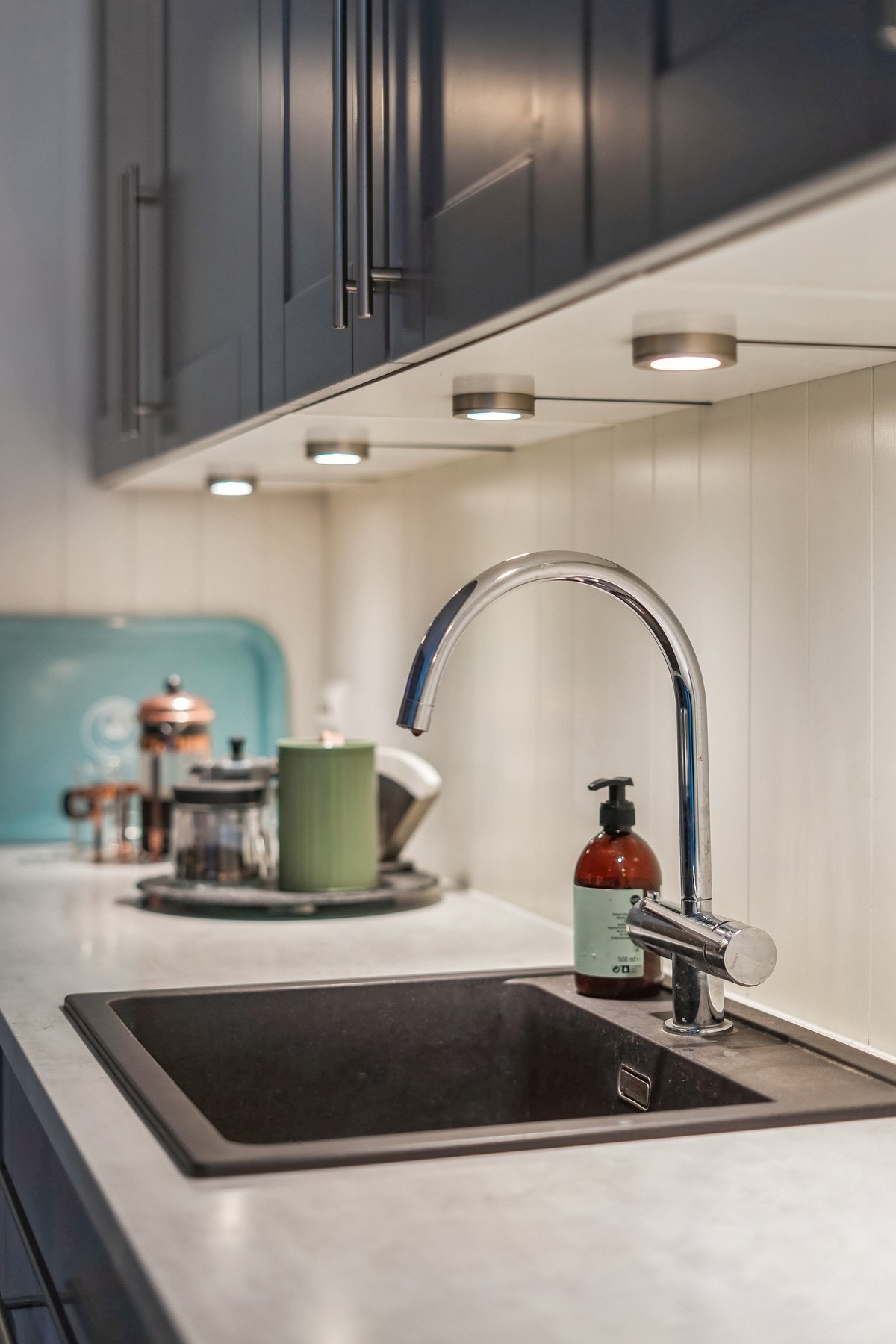 Nedfelt sort oppvaskkum av kompositt. Legg også merke til belysningen under overskapene, disse sørger for godt arbeidslys til matlagingen. Galleribilde