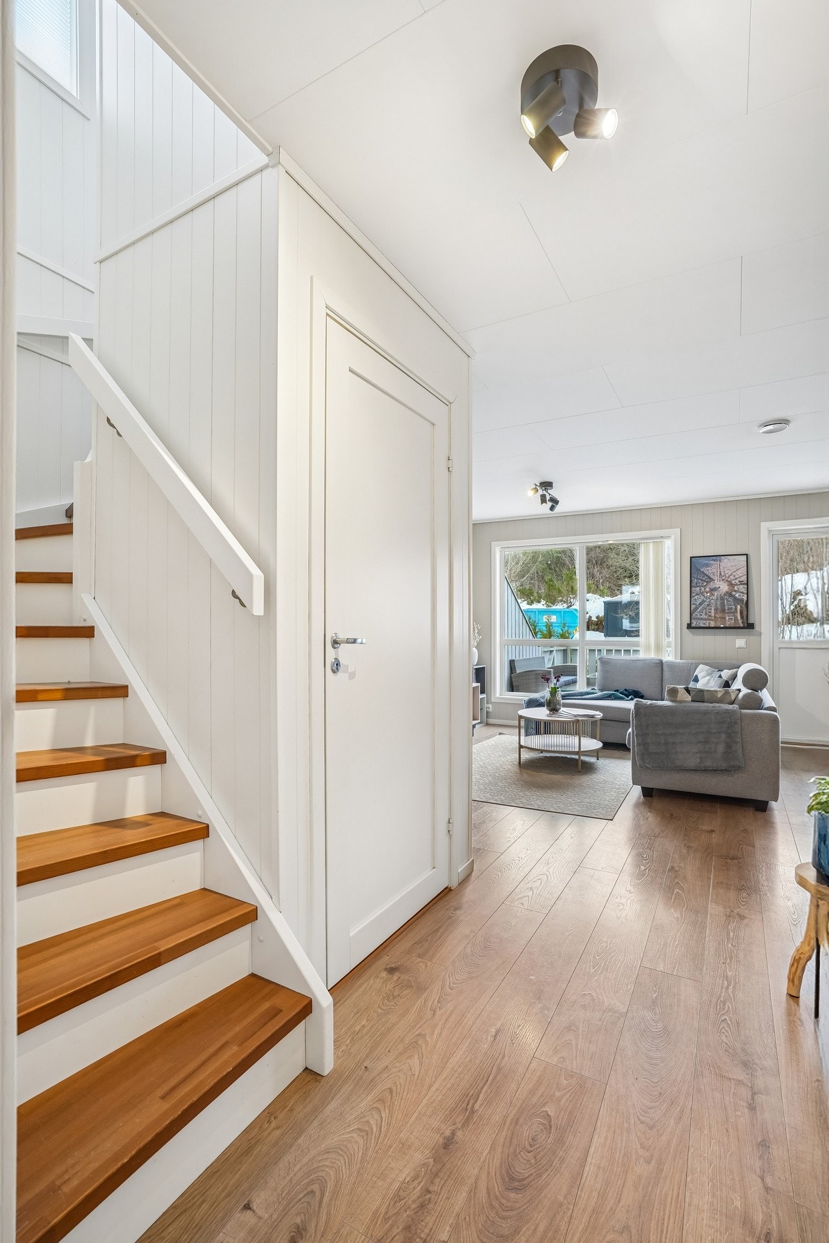 Turen opp til 2.etasje går via en lys tretrapp. Galleribilde