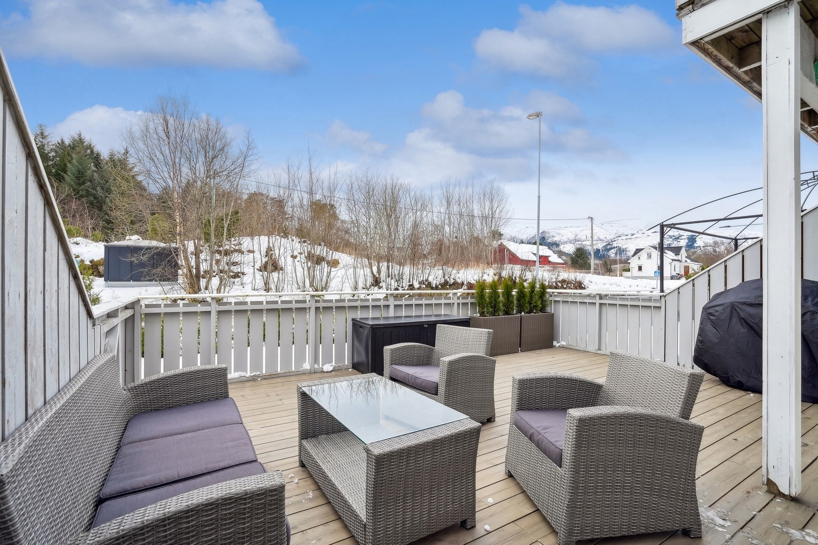 Fra stuen er det utgang til en sørvendt terrasse på ca. 30 kvm, herfra kan man nyte svært gode solforhold. Terrassebordet er overflatebehandlet i 2025. Galleribilde