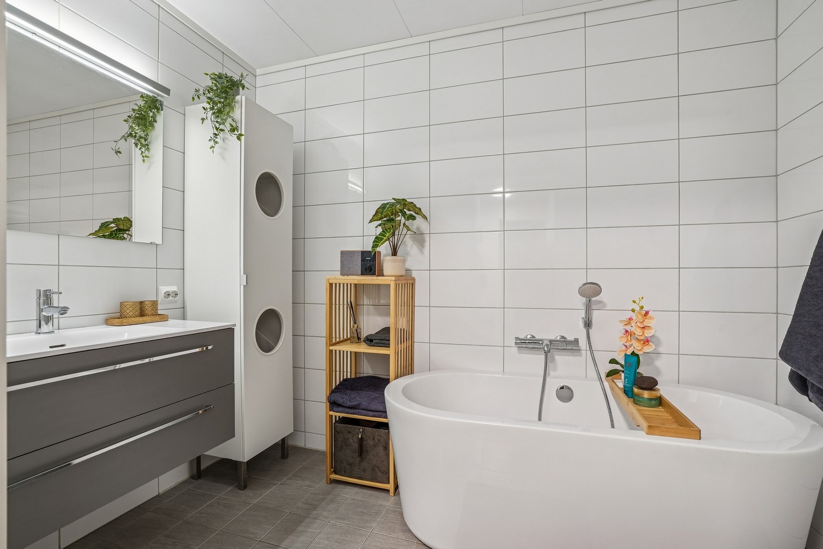 Det er to fine bad i boligen, ett i hver etasje. Galleribilde