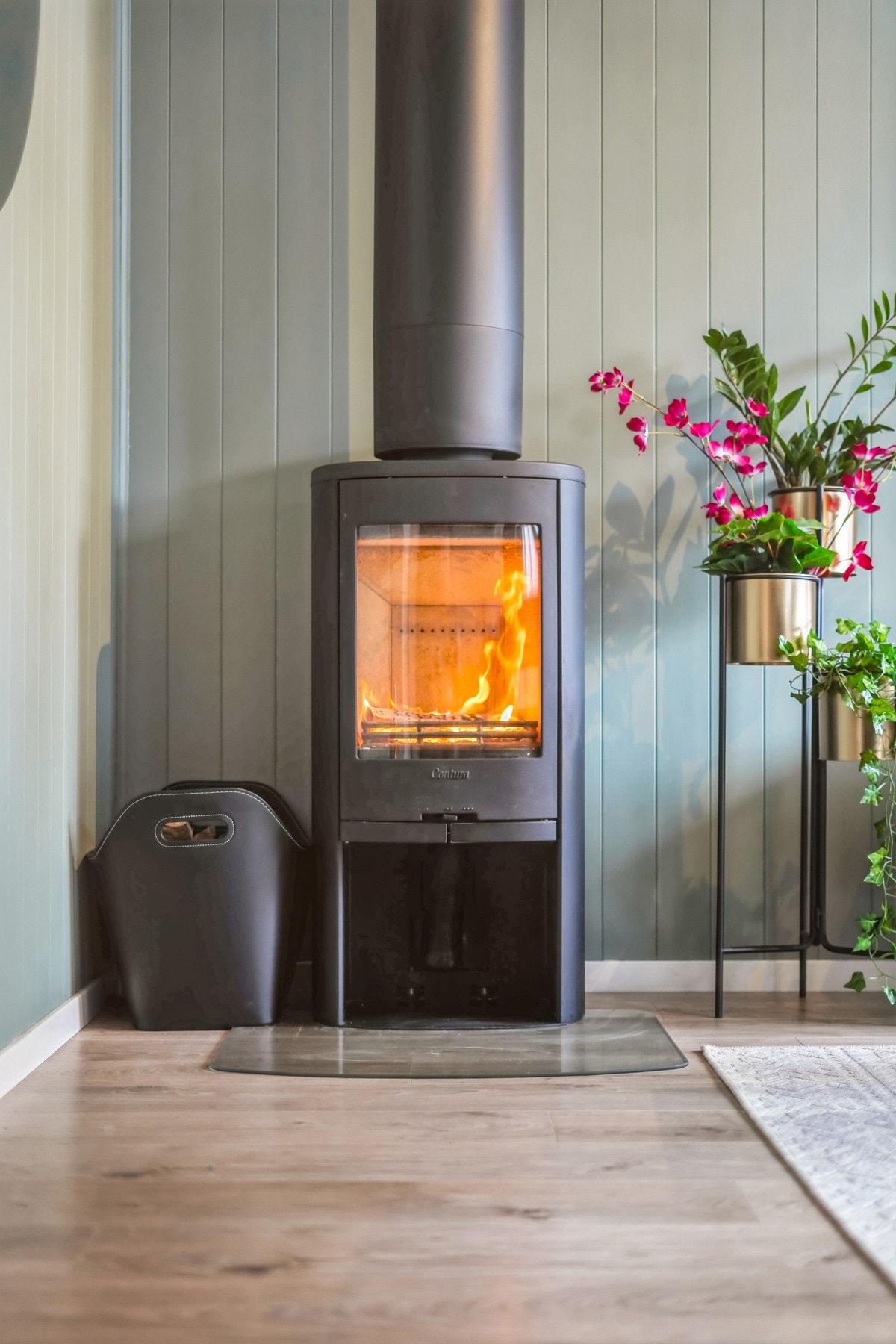 Boligen oppvarmes gjennom ildsted i stuen i tillegg til elektrisk oppvarming. Det er også balansert ventilasjon med varmegjenvinning i boligen. Galleribilde