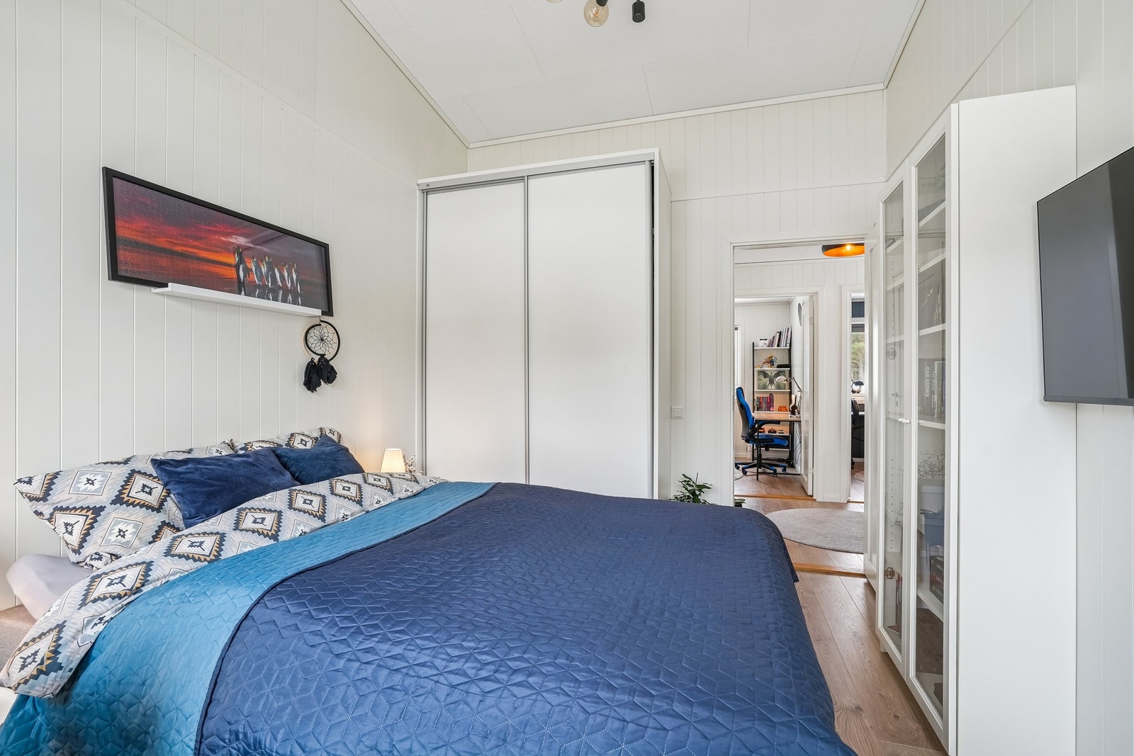 Det er skyvedørsgarderobe på hovedsoverommet. Galleribilde