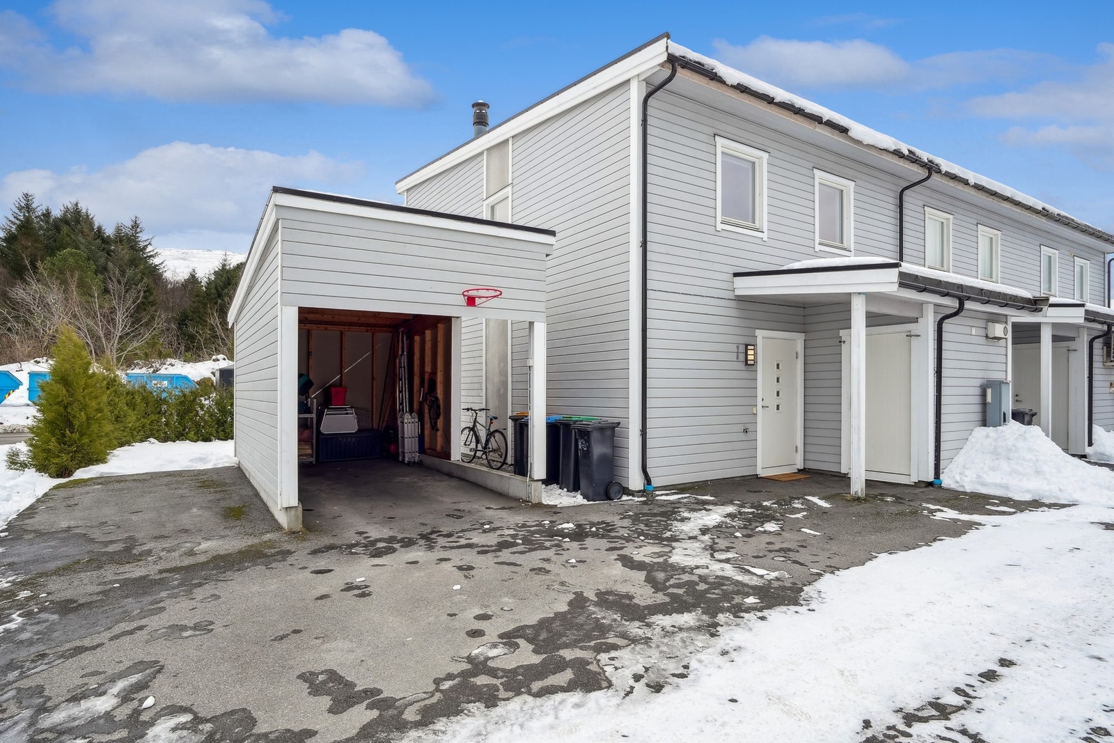 Parkeringen kan gjøres i tilhørende carport eller asfaltert biloppstillingsplass. Galleribilde