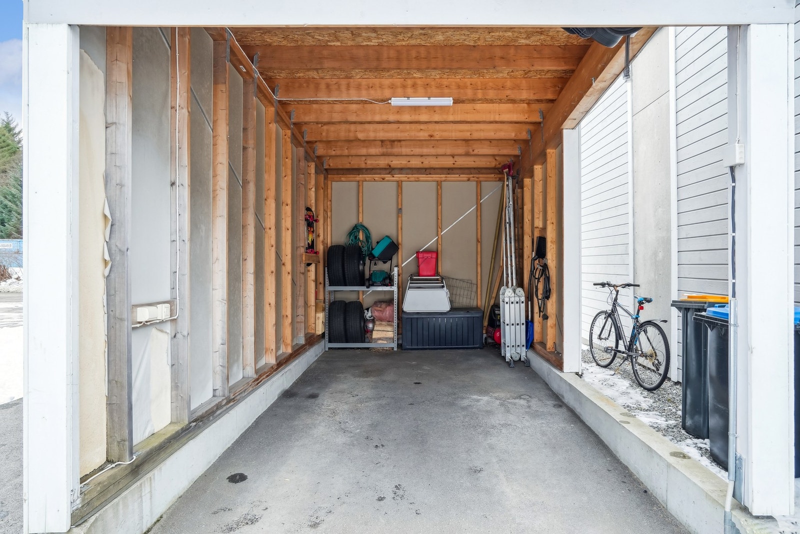 Det er montert ladeboks fra Easee i carporten. Galleribilde