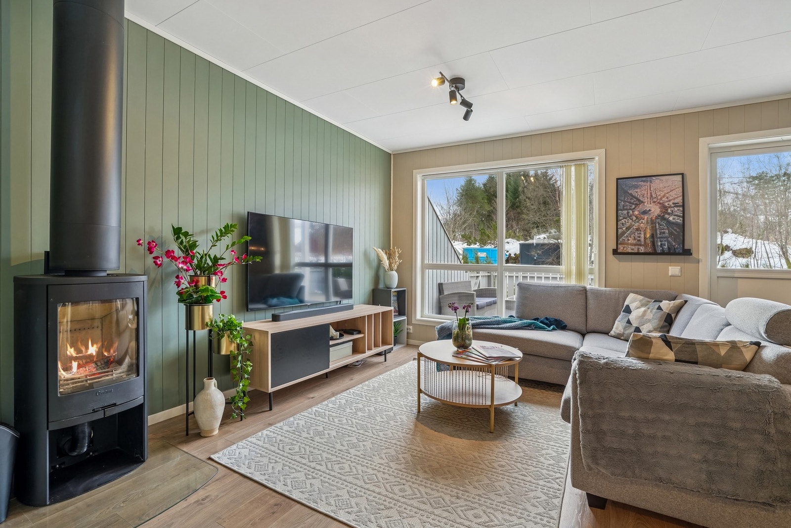 Store vindusflater mot sør sørger for godt med naturlig lys inne. Galleribilde