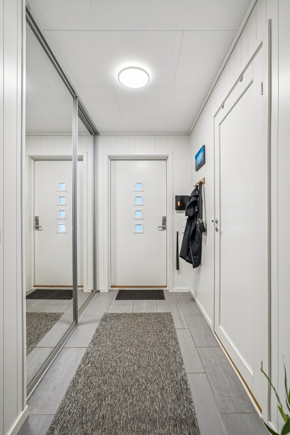 Skyvedørsgarderoben sørger for en ryddig og oversiktlig tilkomst til boligen, med god plass til både sko og yttertøy. Galleribilde
