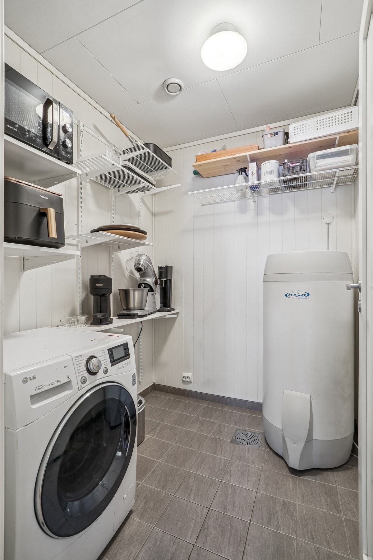 Praktisk vaskerom rett ved kjøkkenet med hyller for oppbevaringsplass. Galleribilde