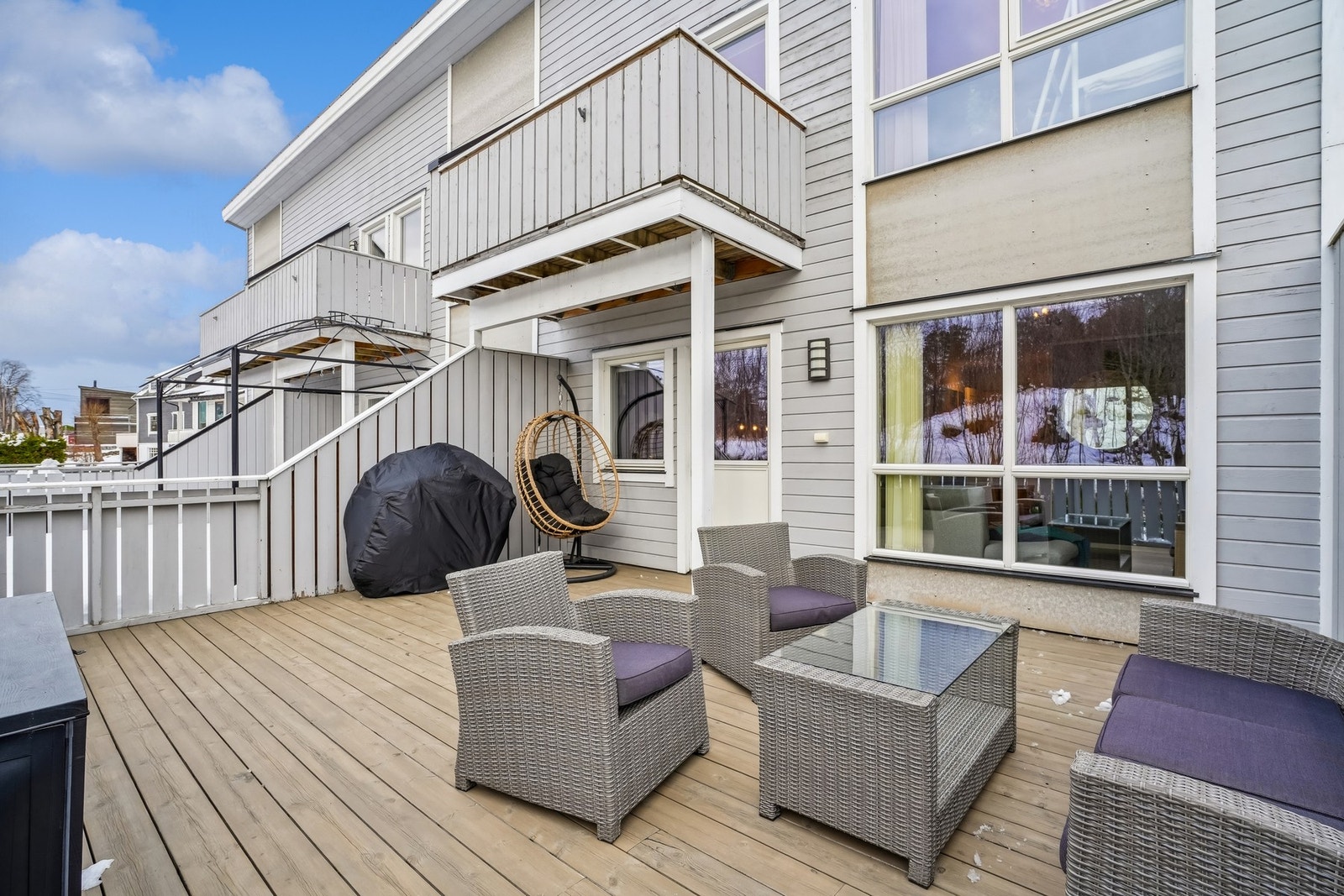 Her er det god plass til både utemøblene og grillen på sommerstid - dette blir fort et hyggelig samlingspunkt for familie og venner. Galleribilde