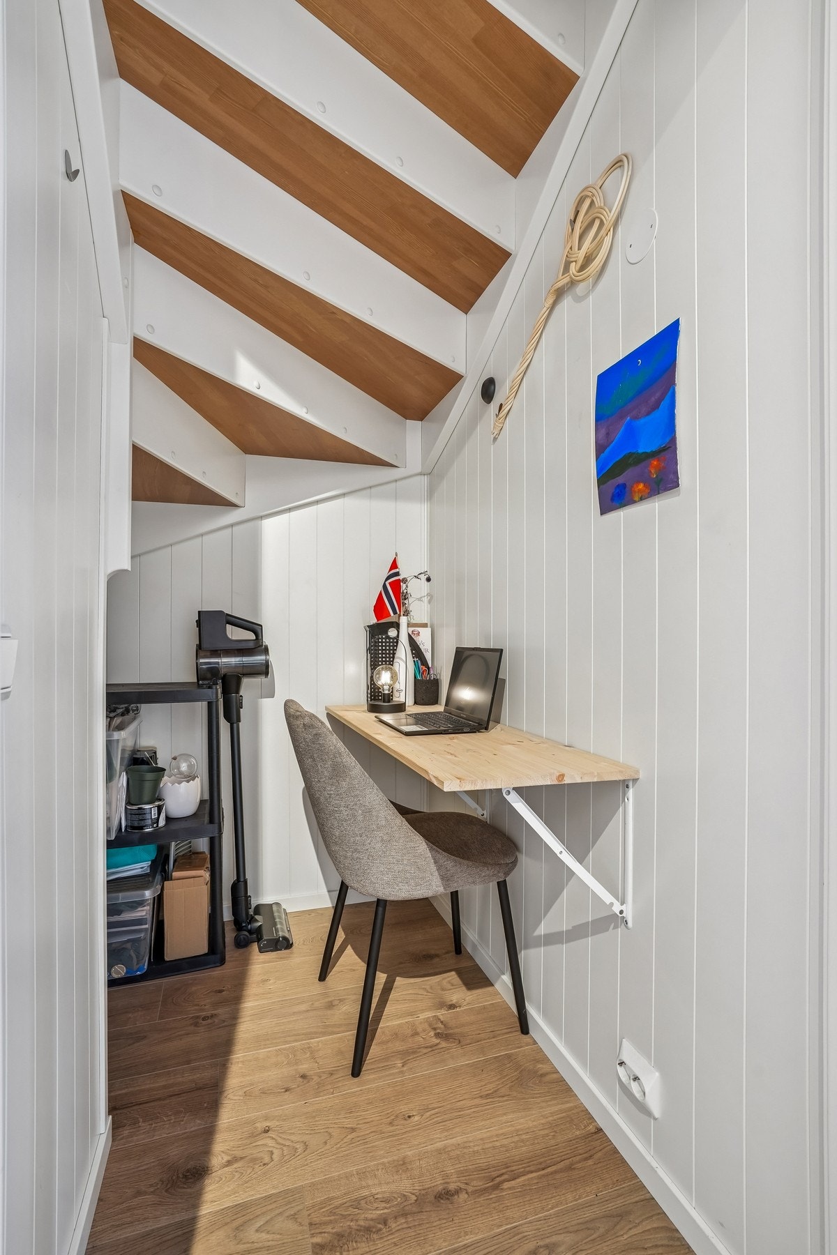 Legg merke til den gode oppbevaringsplassen man har under trappen. Kan også benyttes som kontor. Galleribilde