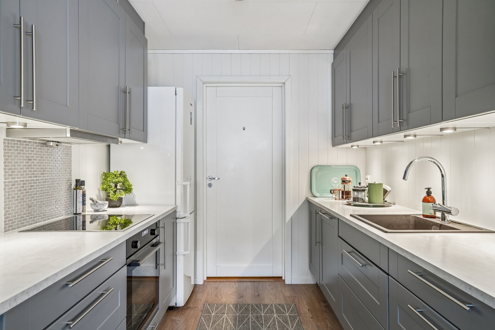 Kjøkkenet er utstyrt med integrert platetopp, stekeovn og oppvaskmaksin - videre er det frittstående kjøleskap. Galleribilde