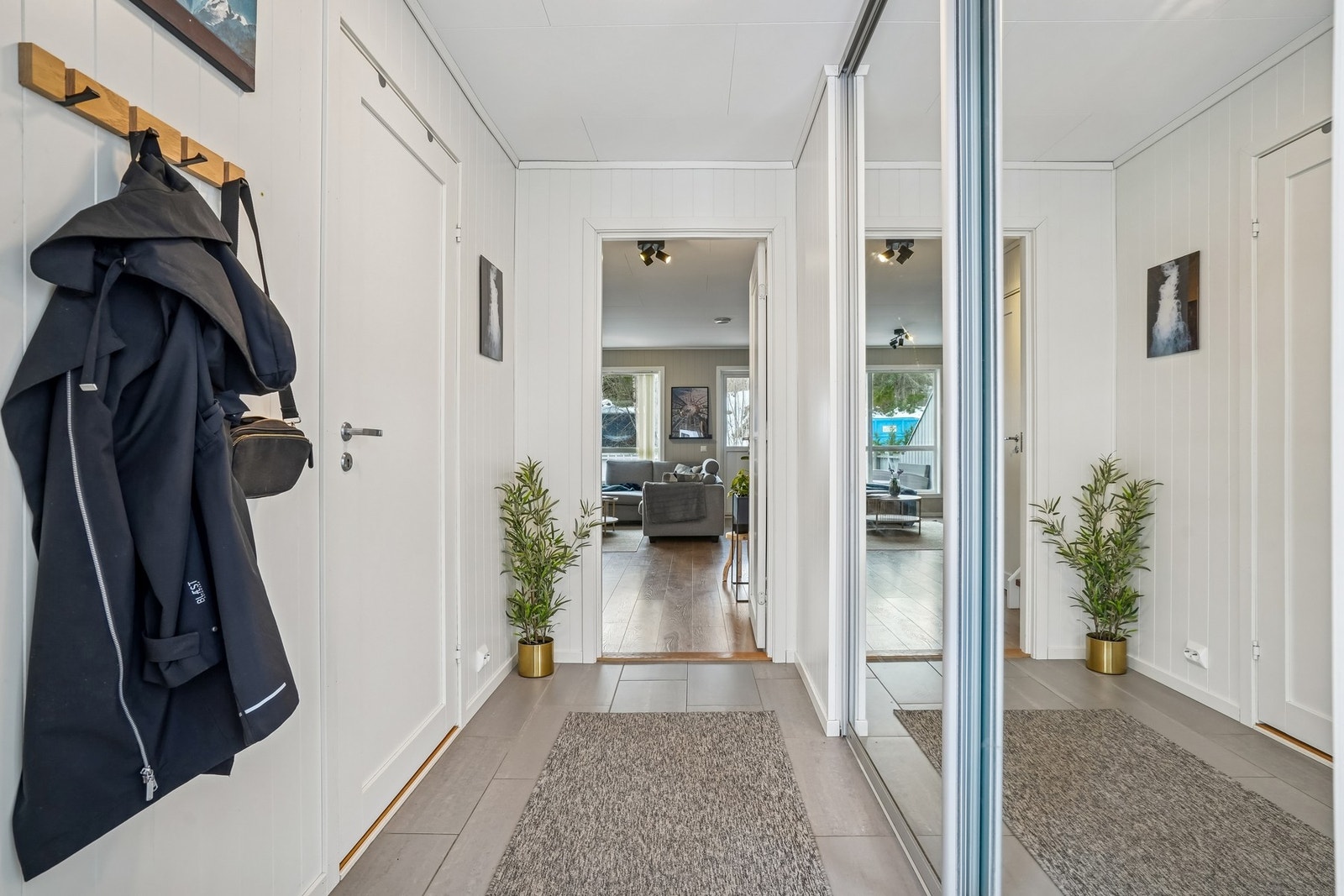 Entréen er flislagt og har elektriske varmekabler i gulvet. Galleribilde