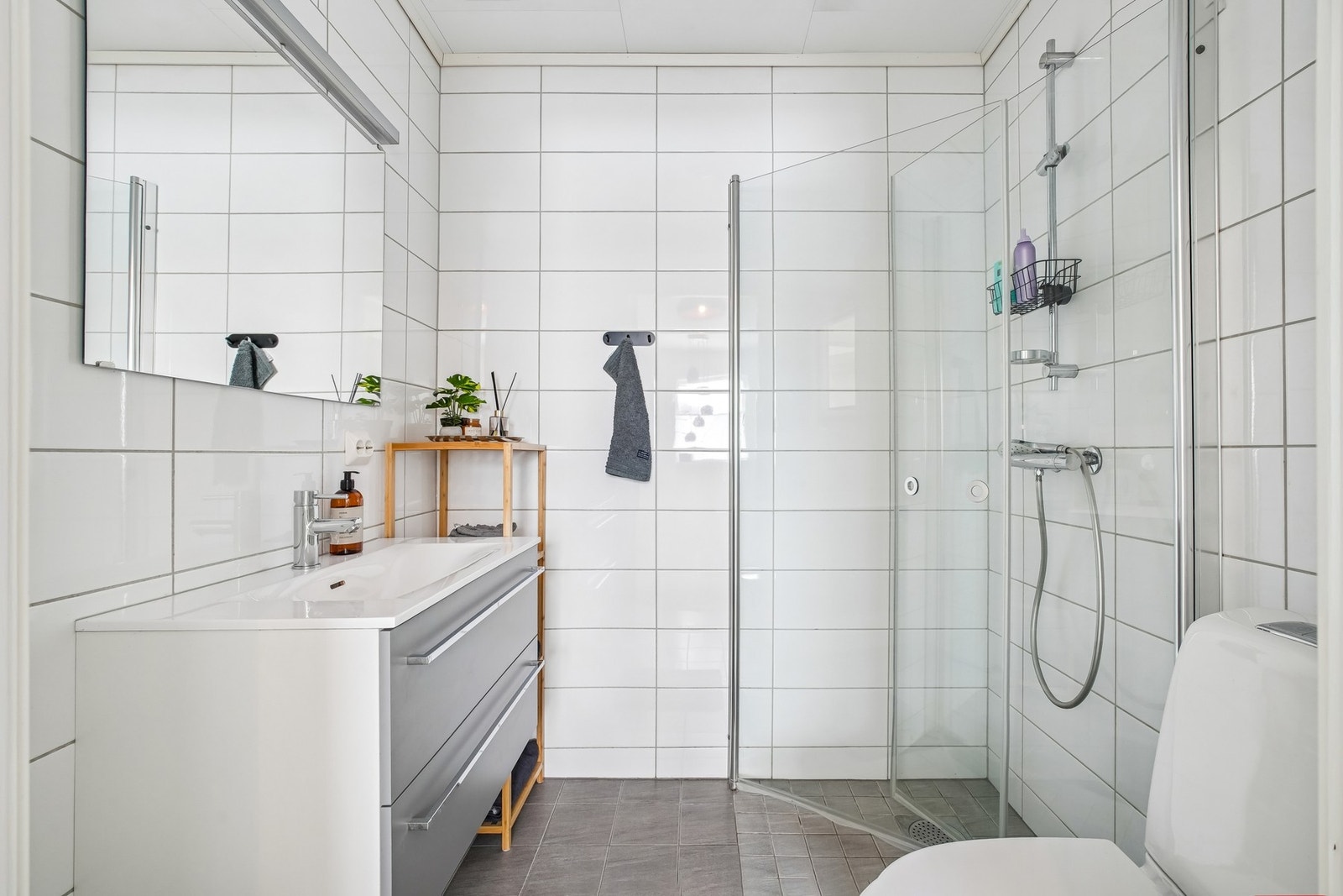 Badet i 2.etasje er helfliset og har elektriske varmekabler i gulvet. Galleribilde