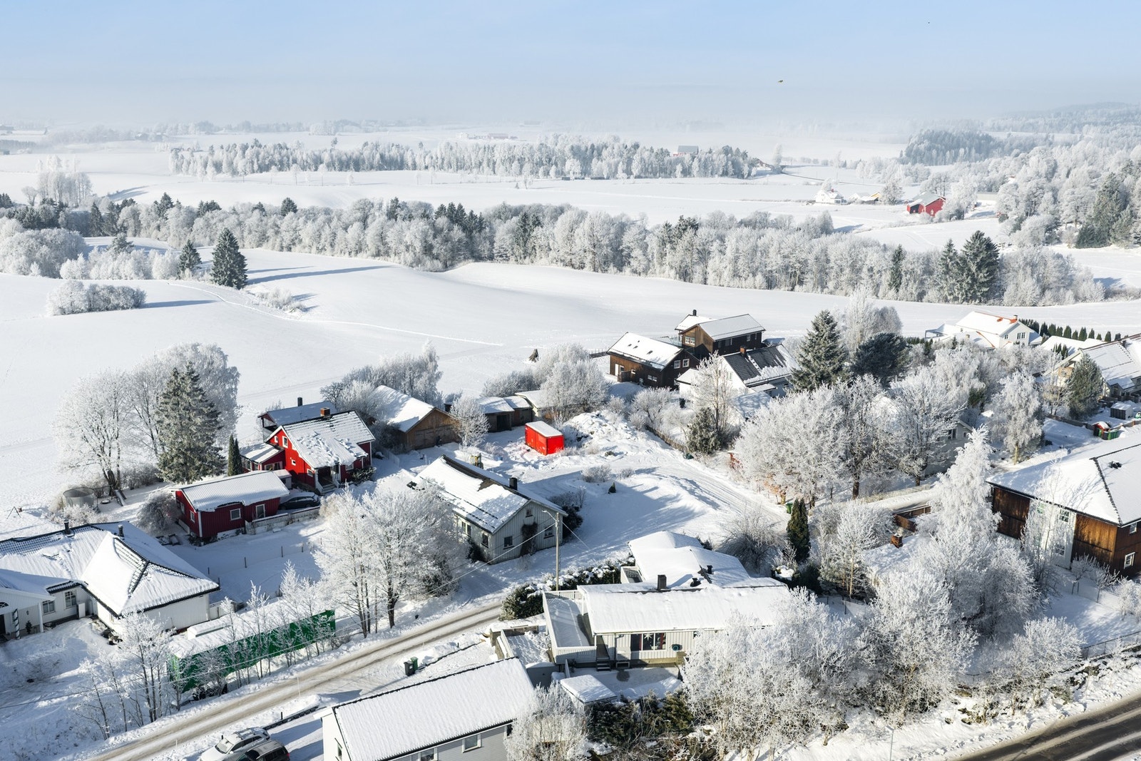 Kløfta sentrum ligger kun en kort kjøretur unna med dagligvarebutikker, servicetilbud og togstasjon. Galleribilde