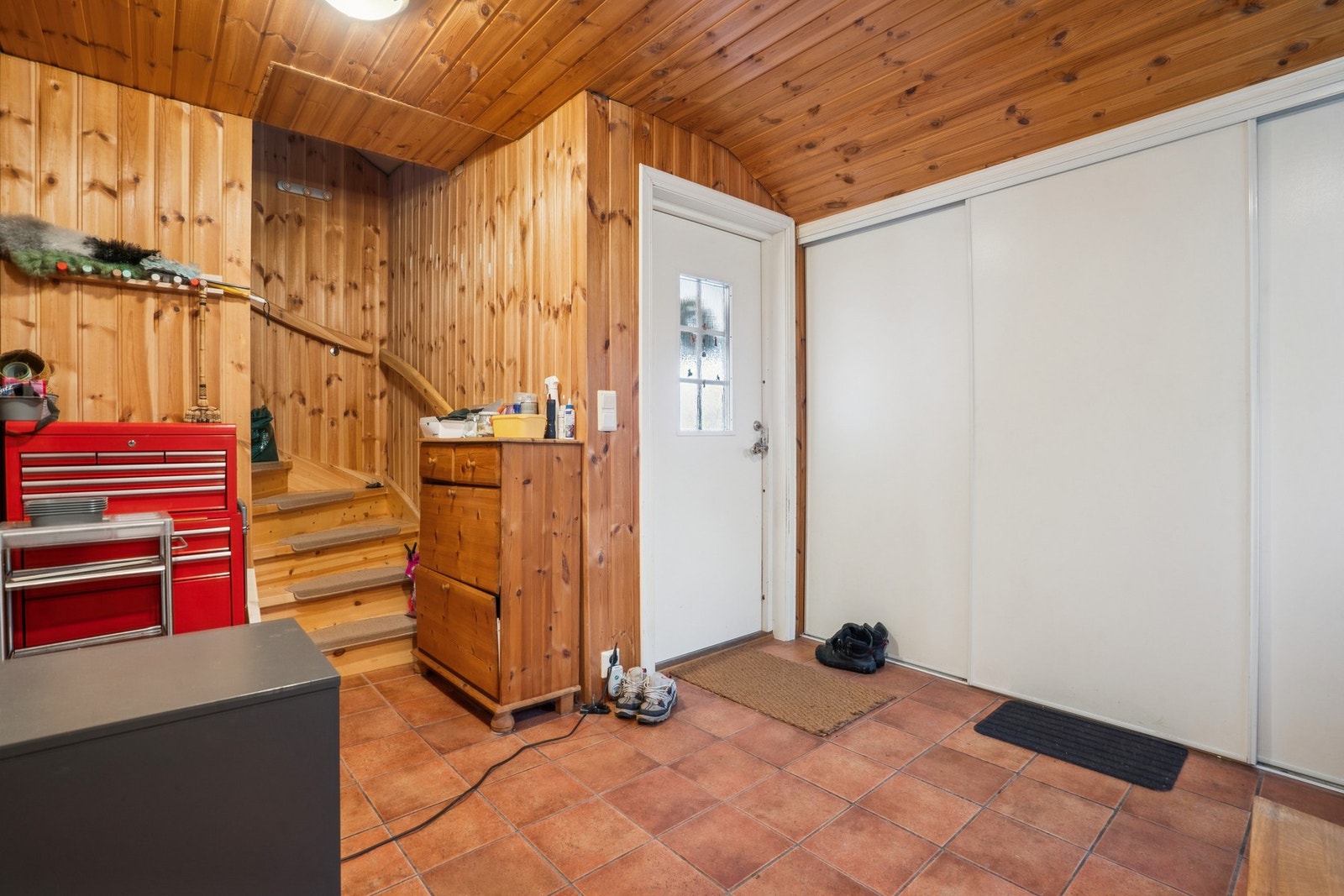 Rommet har garderobeskap med skyvedører og plass til oppbevaring av yttertøy og sko. Galleribilde