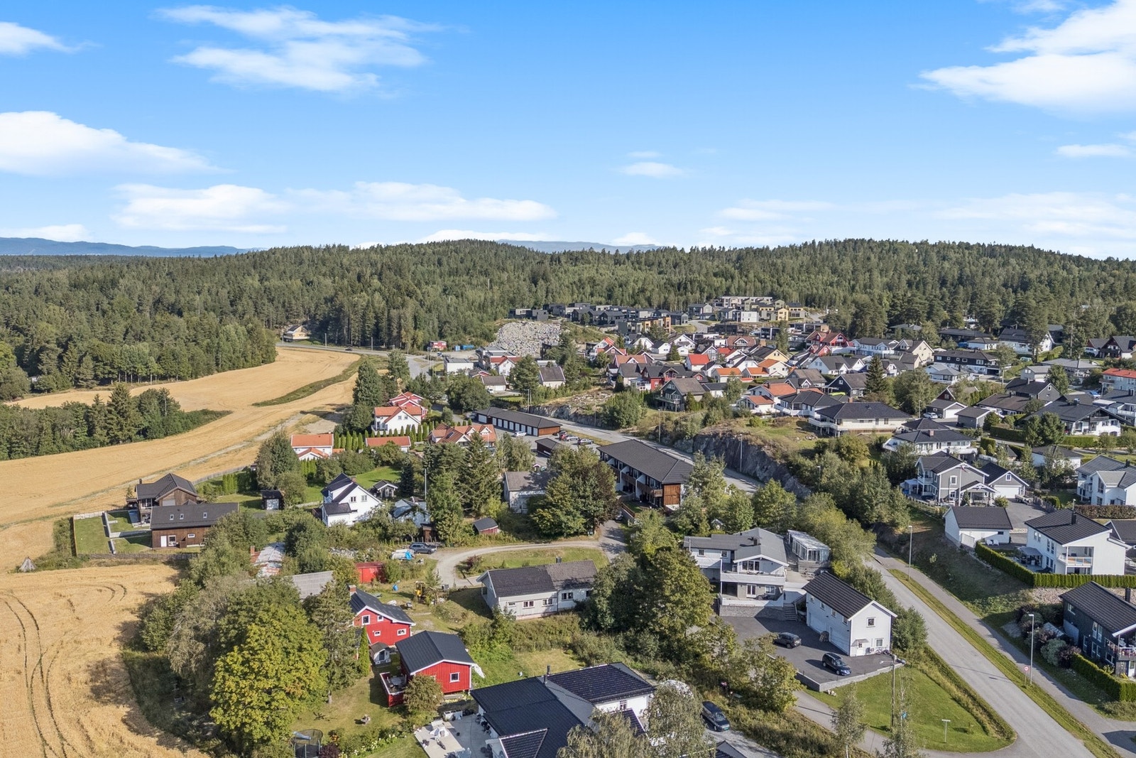 Det er god adkomst til E6, noe som gir en effektiv pendlerhverdag. Galleribilde