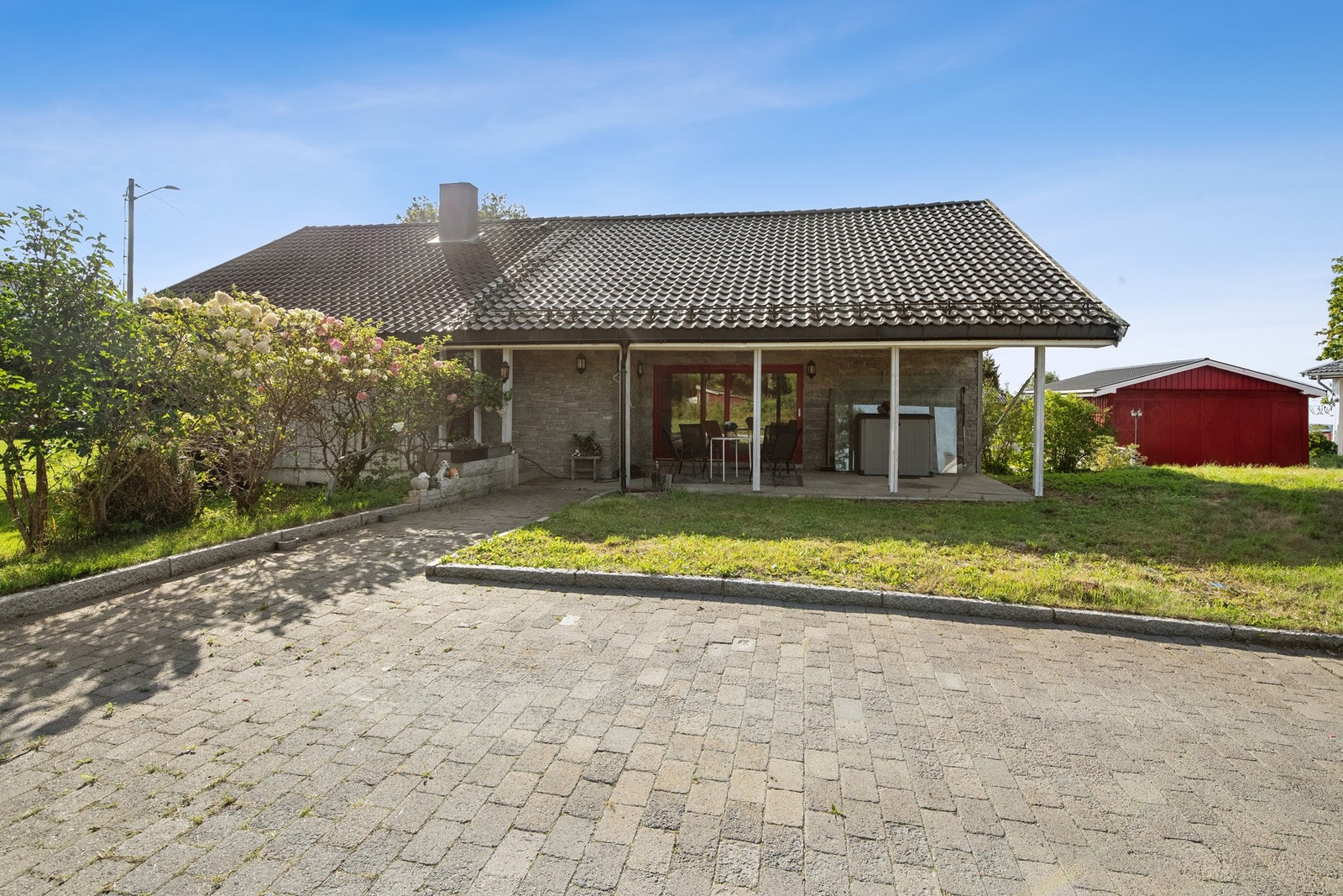 Eiendommen har en romslig og innholdsrik tomt med gode solforhold og flere bruksområder. Galleribilde