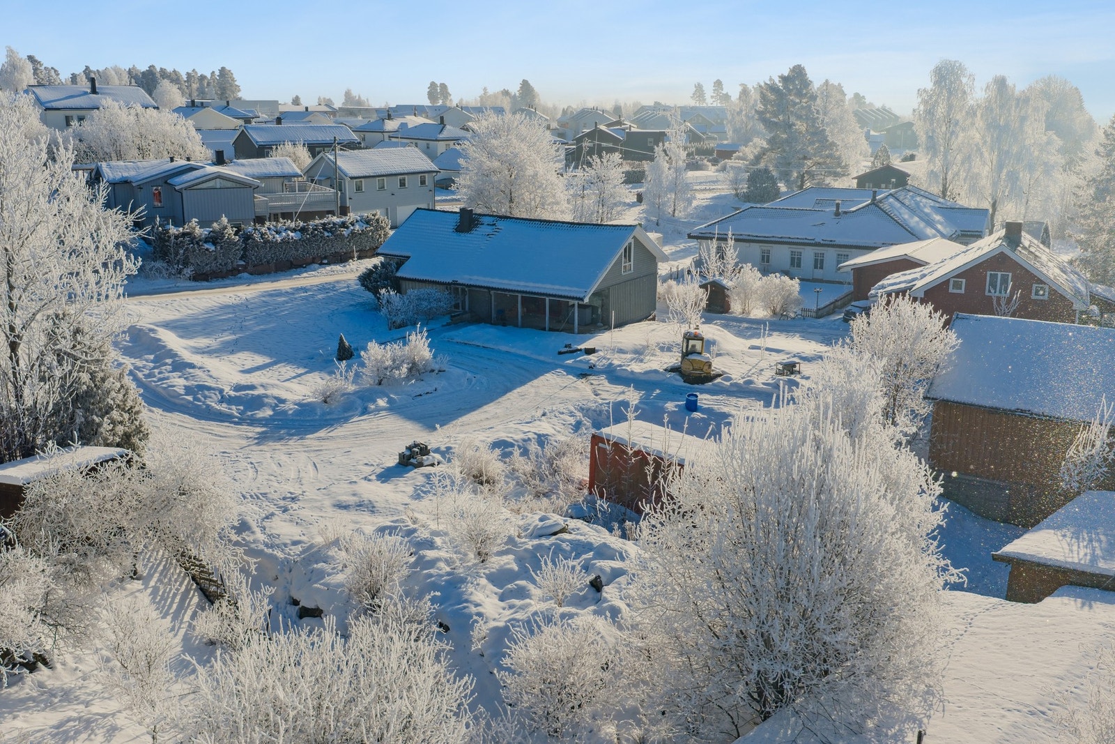 Her bor du skjermet og fredelig, samtidig som du har relativt kort vei til daglige servicetilbud. Galleribilde