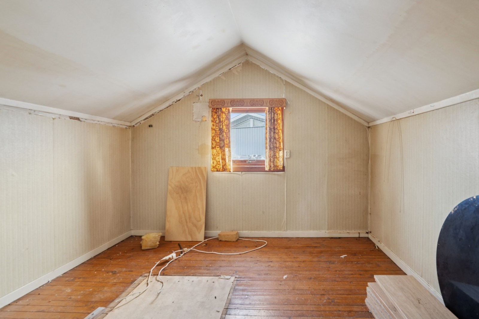 Etasjen fremstår i hovedsak som disponibelt areal med behov for oppgradering og ferdigstillelse. Galleribilde