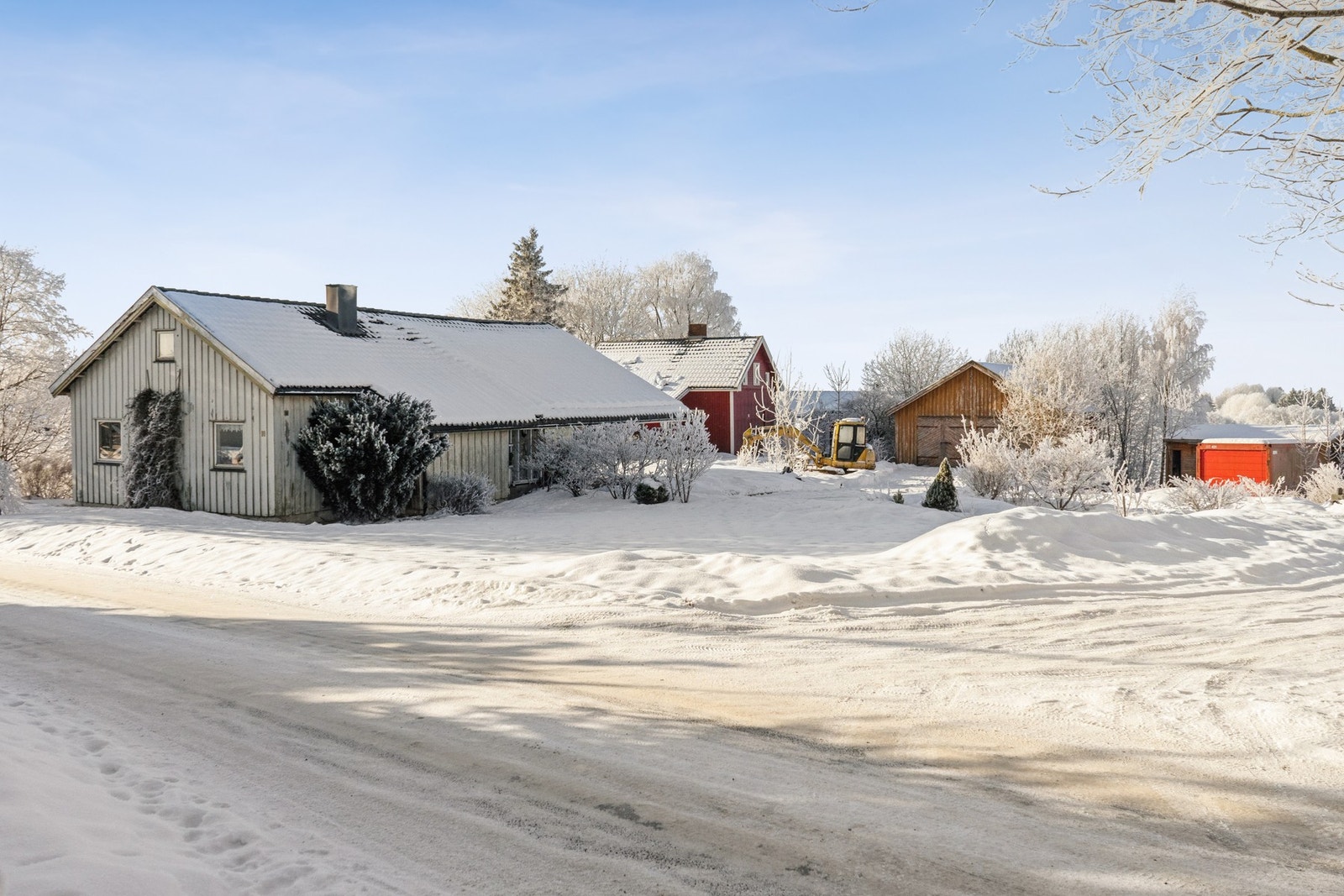 Her får du en eiendom med mange bruksmuligheter og et solid utgangspunkt for videre utvikling og modernisering. Galleribilde
