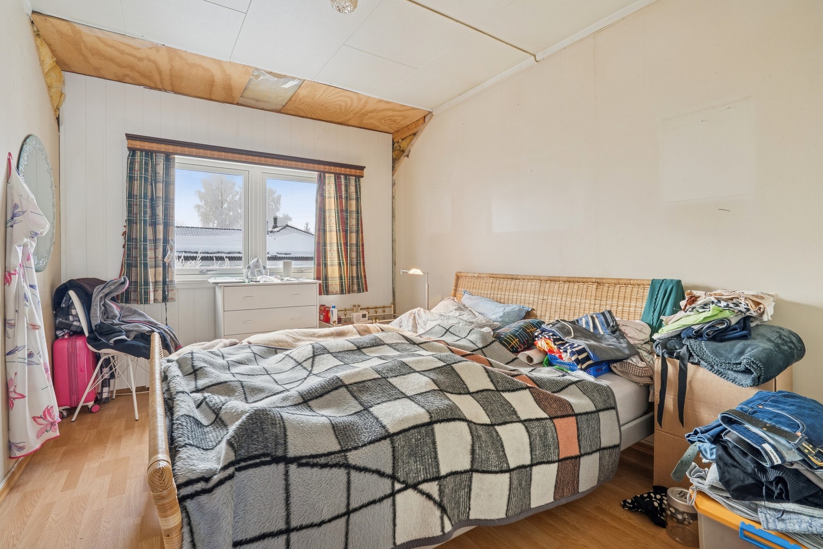 Soverom med plass til dobbeltseng og tilhørende møblement. Galleribilde