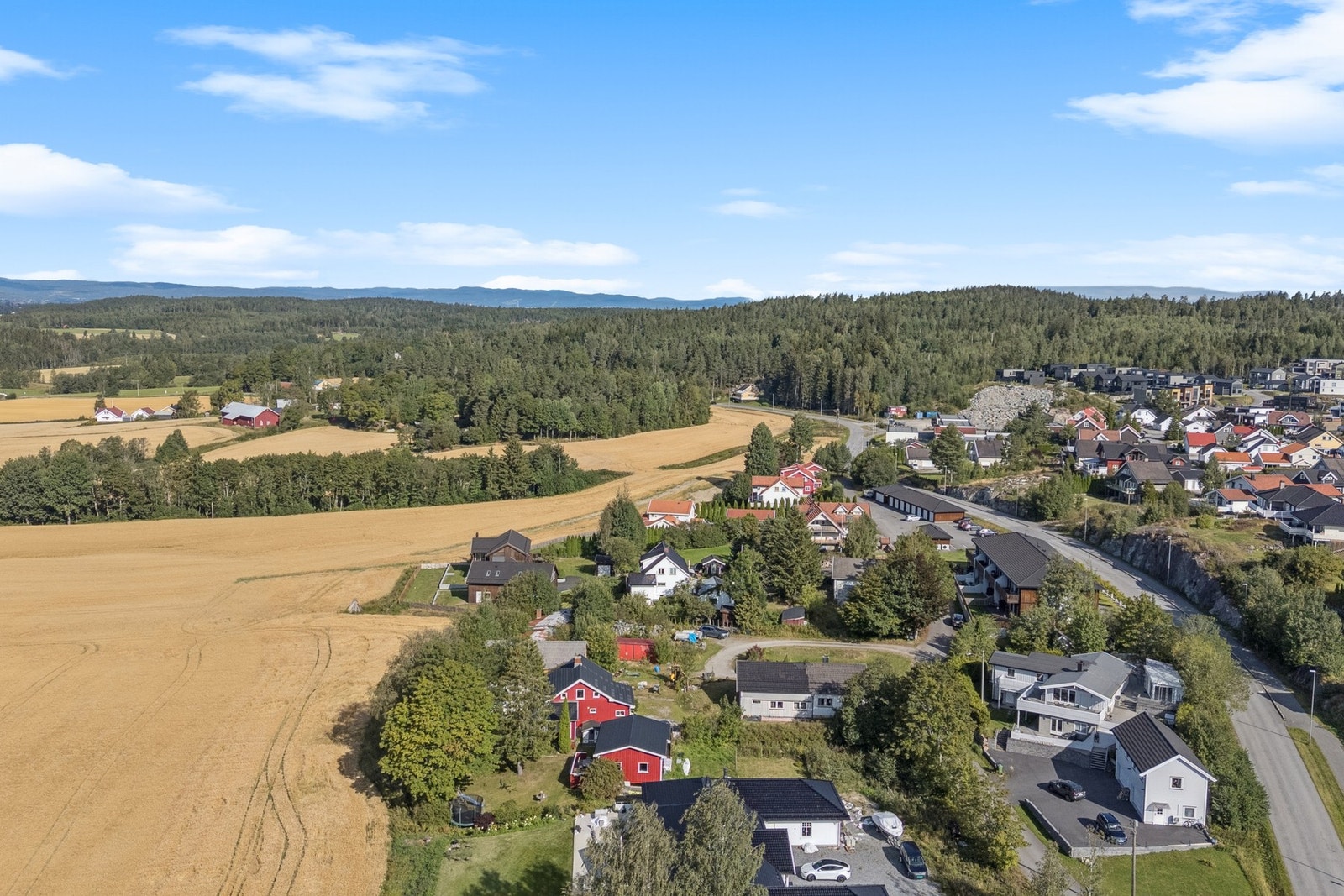 Beliggenheten passer godt for deg som ønsker landlige omgivelser med nærhet til bymessige fasiliteter. Galleribilde