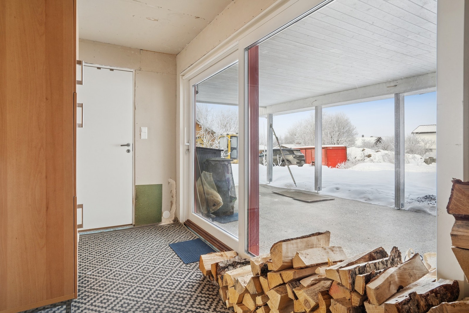 Overbygd terrasse med adkomst fra boligen. Galleribilde