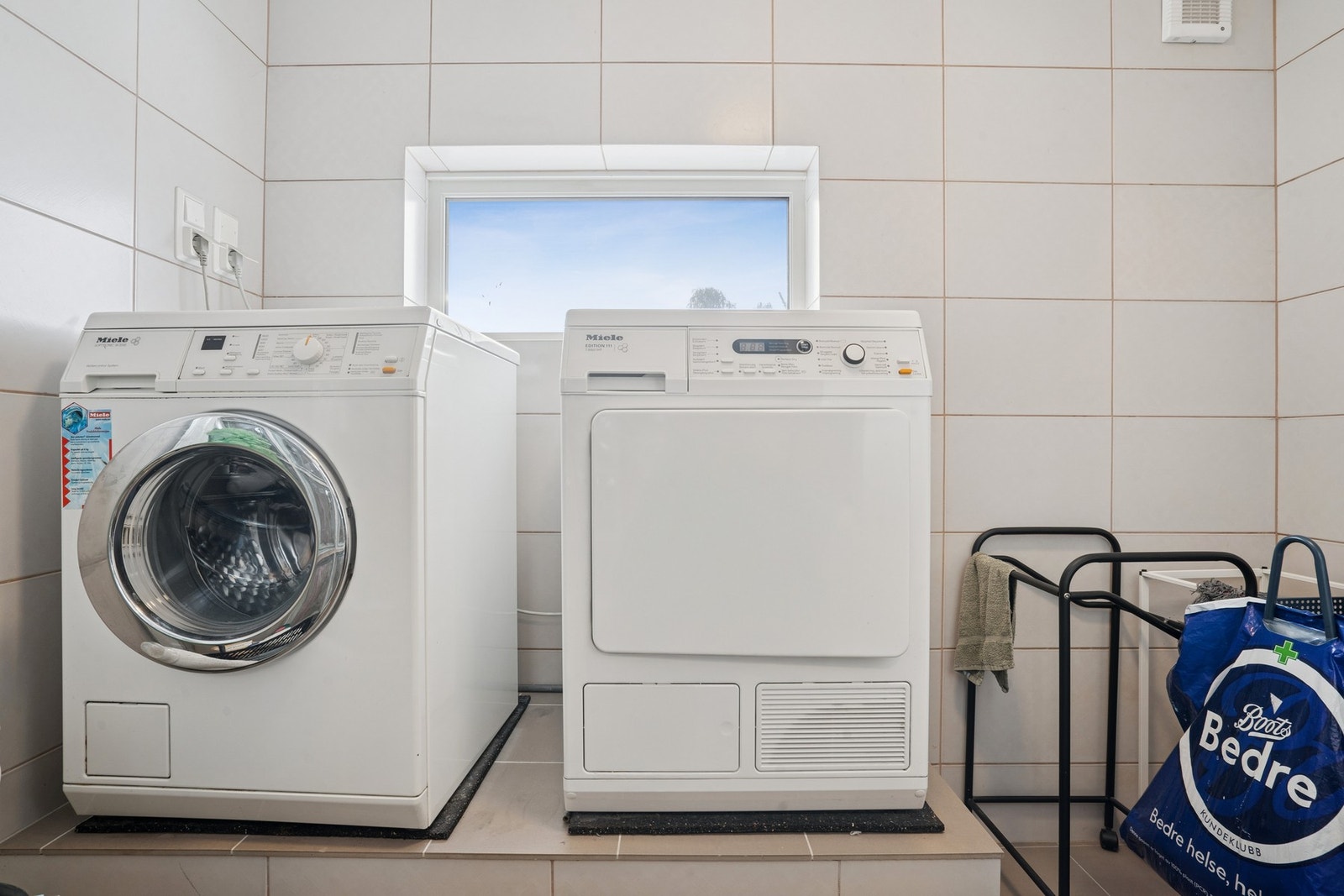 Opplegg for vaskemaskin og tørketrommel på opphøyd platting. Galleribilde