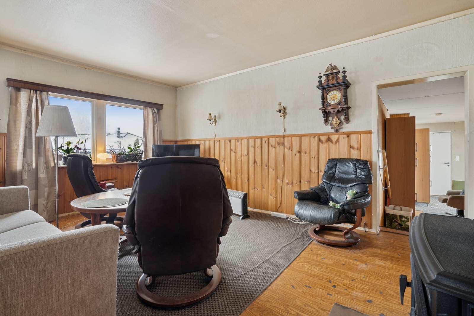 Stuen har god plass til sofagruppe og tilhørende møblement. Galleribilde