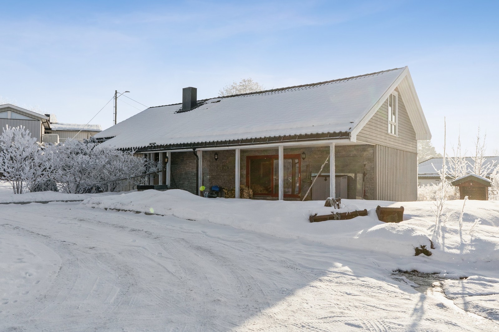 Tomten gir gode parkeringsmuligheter på egen grunn. Galleribilde