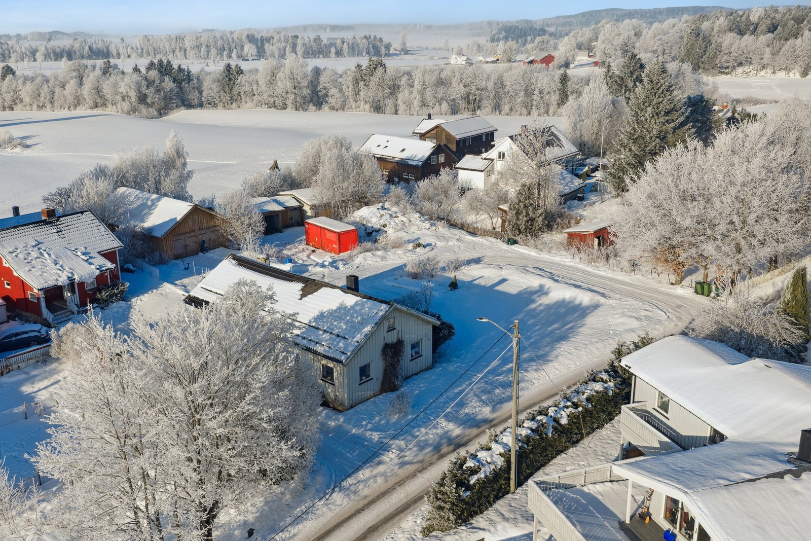 Området er preget av spredt bebyggelse og åpne omgivelser, med gode muligheter for tur og rekreasjon i nærområdet. Galleribilde