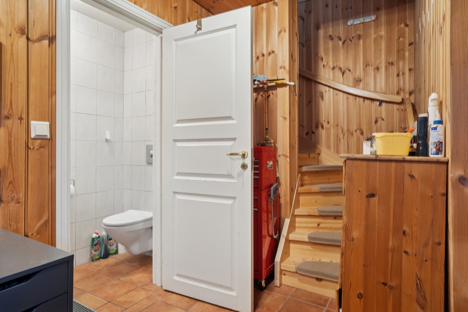 Det er adkomst til praktisk toalettrom, samt trapp videre opp i boligen. Galleribilde