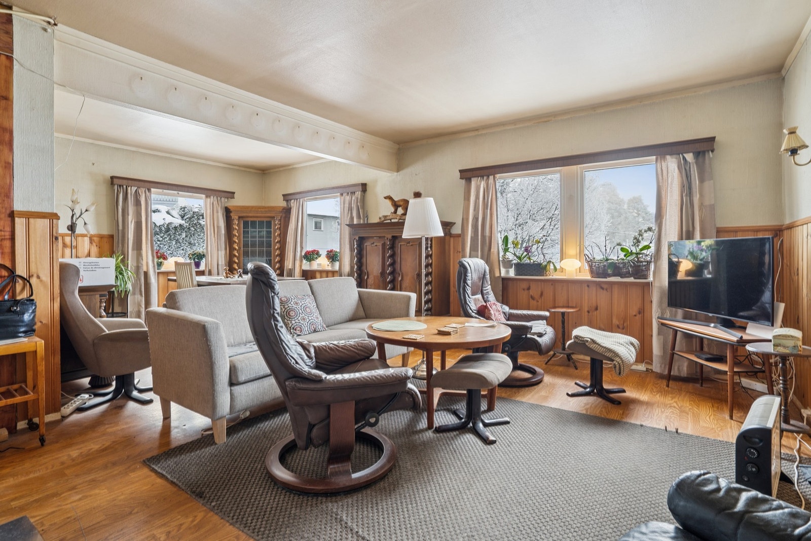 Stue med generøs størrelse og fine lysforhold - et flott utgangspunkt for deg som ønsker å sette ditt eget preg på boligen. Galleribilde