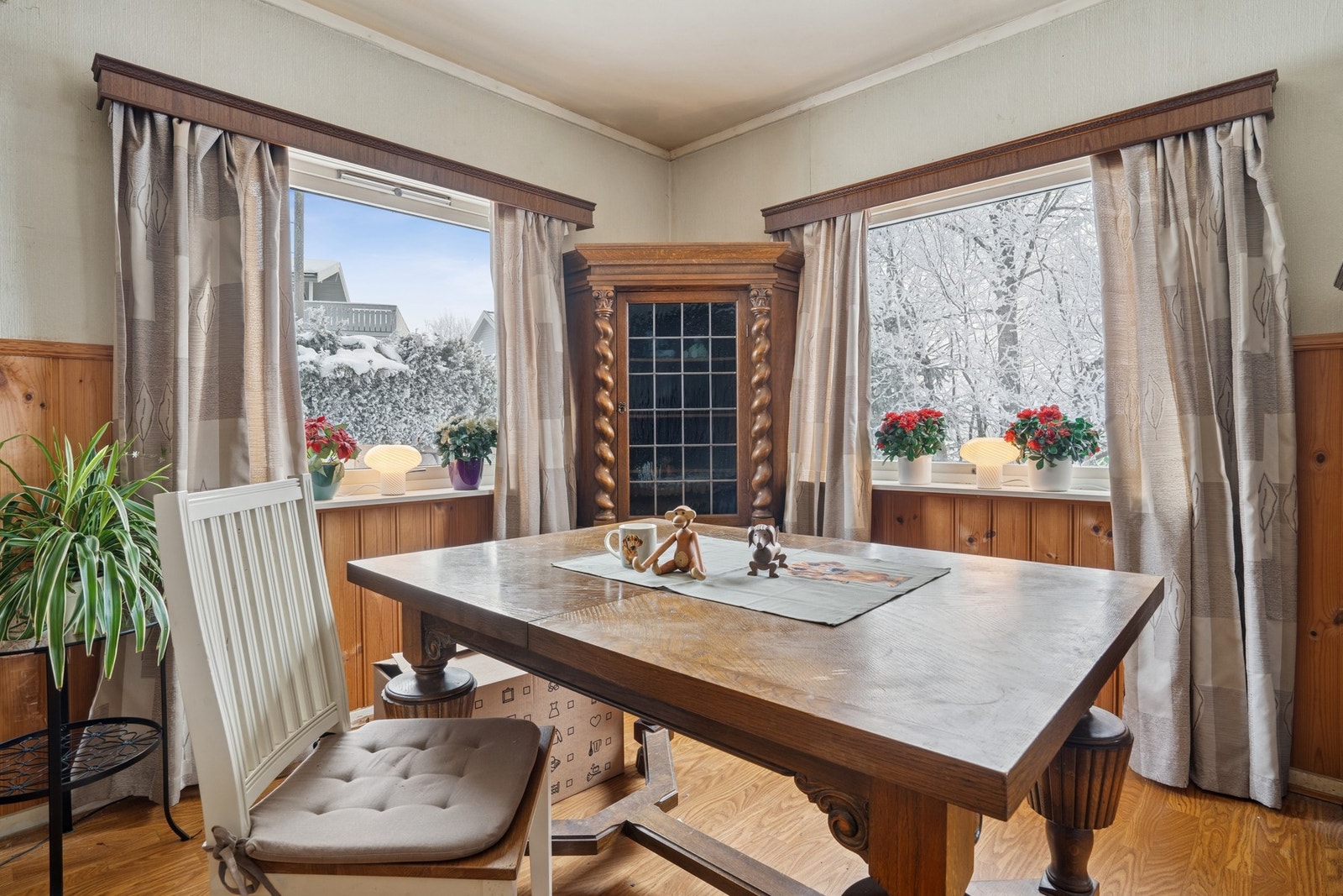 God plass til større spisebord og tilhørende møblement. Galleribilde