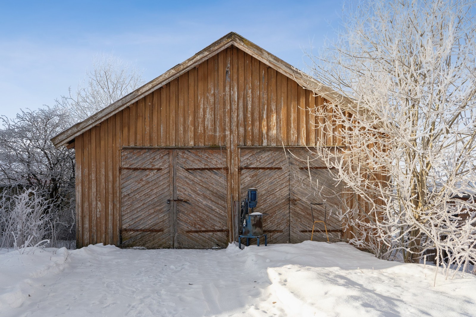 På eiendommen står også låve og smie (registrert som næringsbygg). Galleribilde