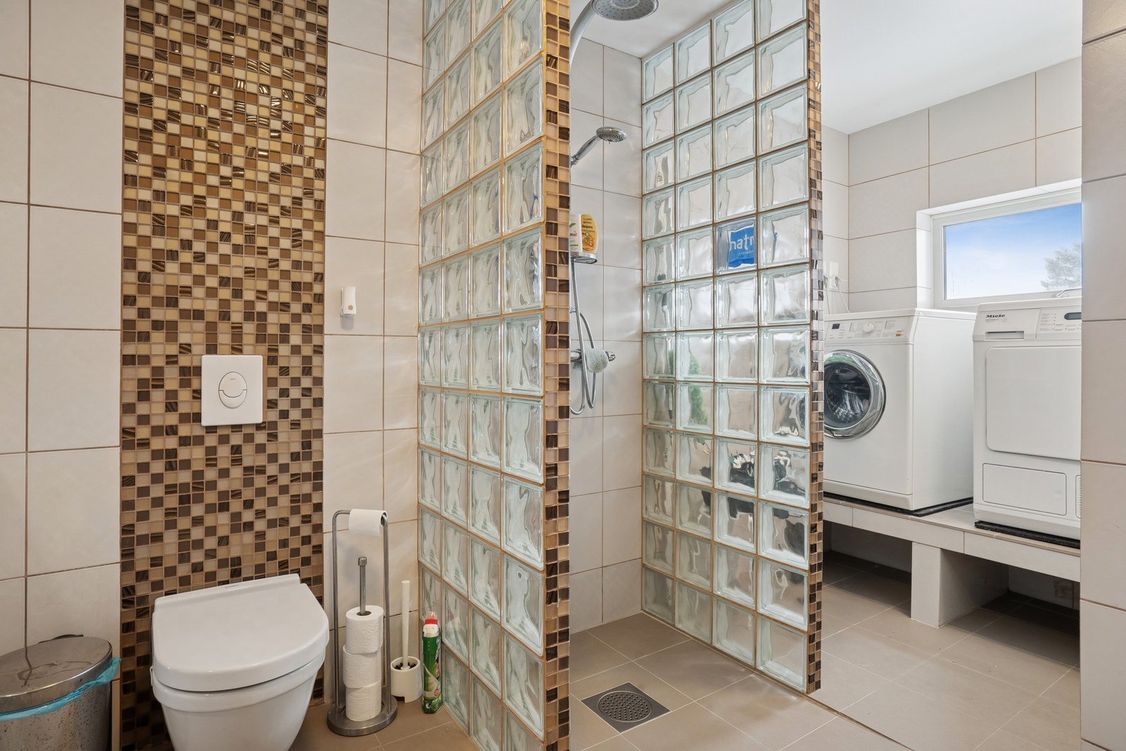 Badet er av romslig karakter, med en praktisk overgang til "vaskerom". Galleribilde