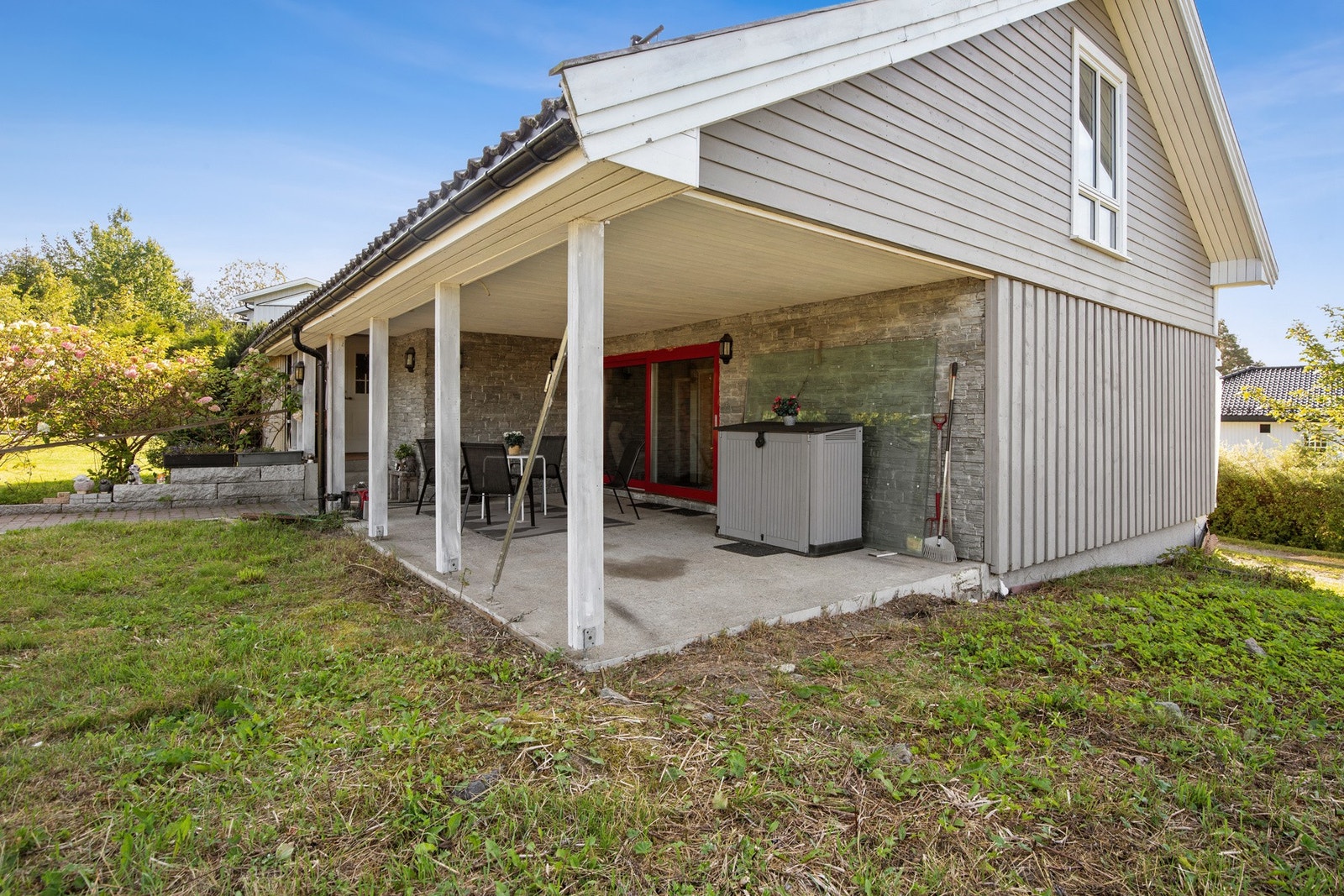 Det er opparbeidet gårdsplass med belegningsstein samt plenarealer som egner seg for opphold, lek og hagebruk. Galleribilde