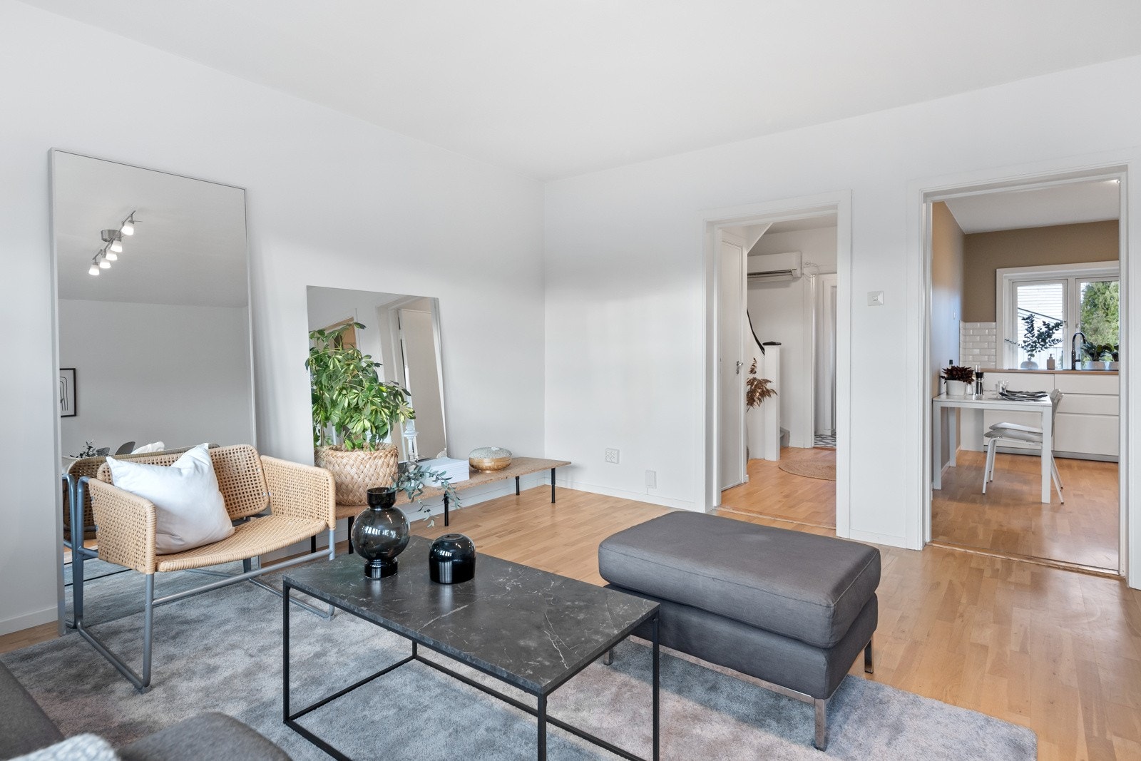 I stuen er det god plass til både sofa og spisebord Galleribilde