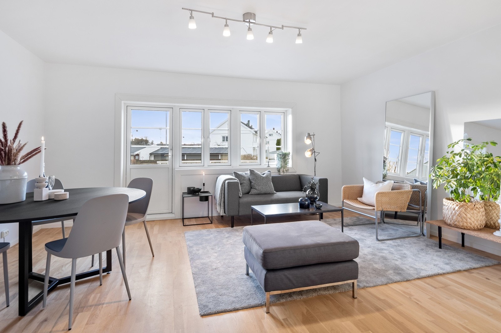 Vinduene i stuen er fra 2016 Galleribilde