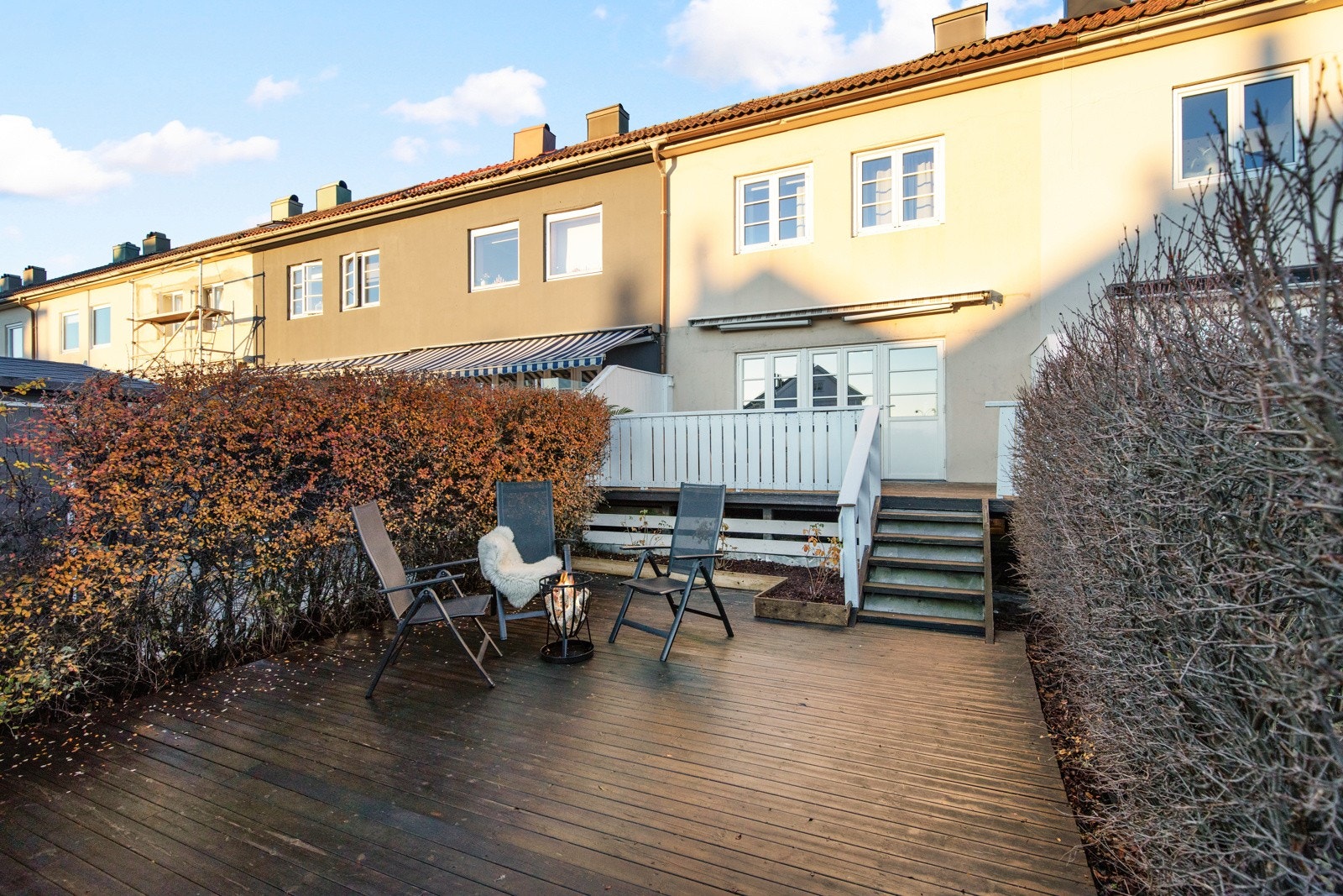 Solrik terasse hvor en kan nyte solen hele dagen. Galleribilde
