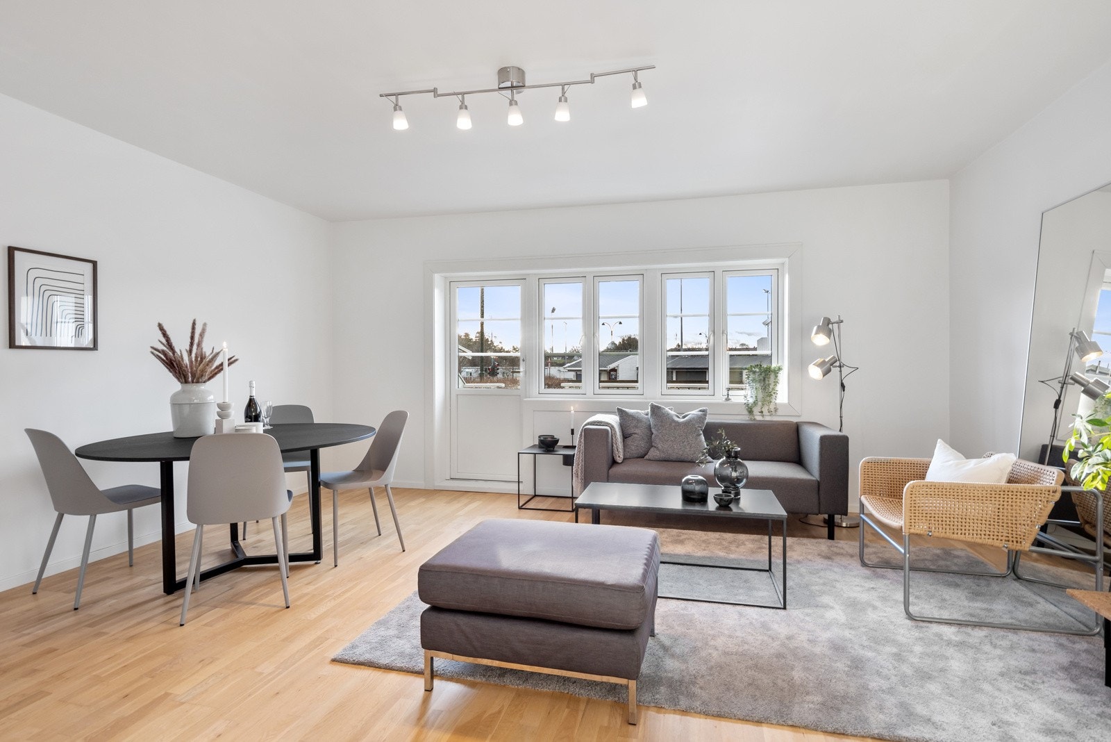 Fra stuen har en direkte utgang til hagen Galleribilde