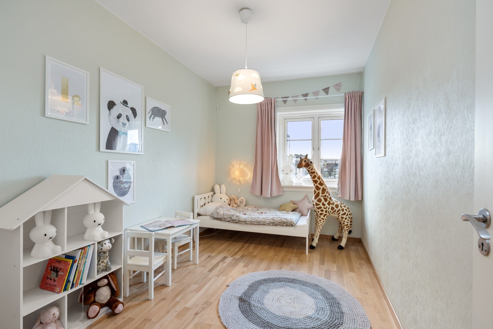 I andre etasje finner en fire soverom, hvor noen av rommene har utsikt over Kristiansand stadion Galleribilde