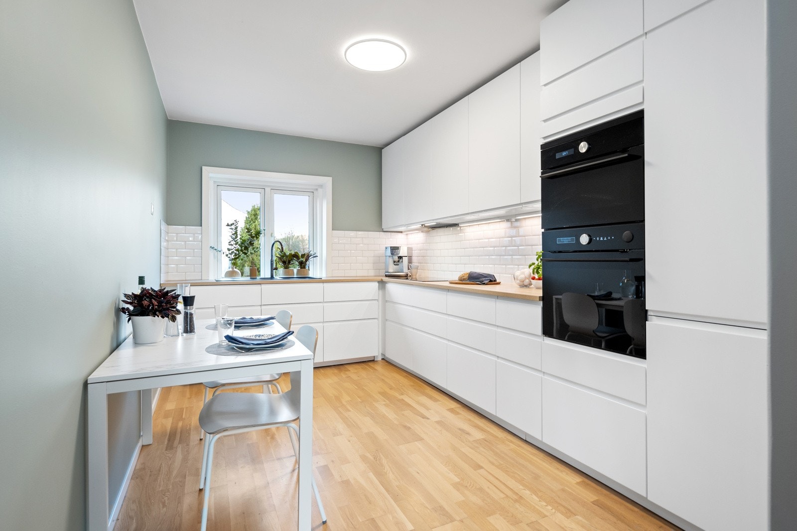 Nyere kjøkken fra 2019 med gode arbeidsflater Galleribilde