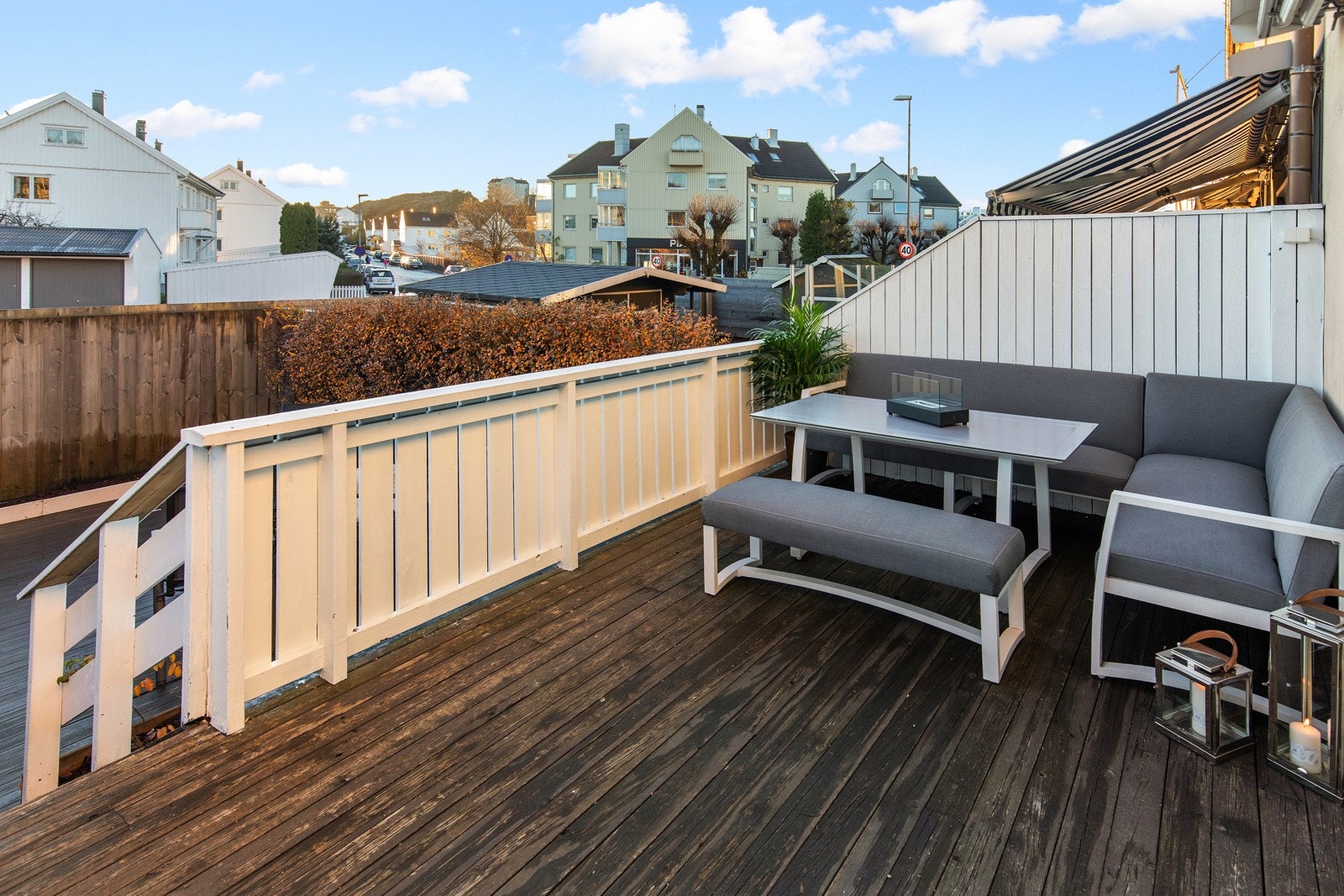 Fra stuen har man direkte tilgang til hagen. Galleribilde