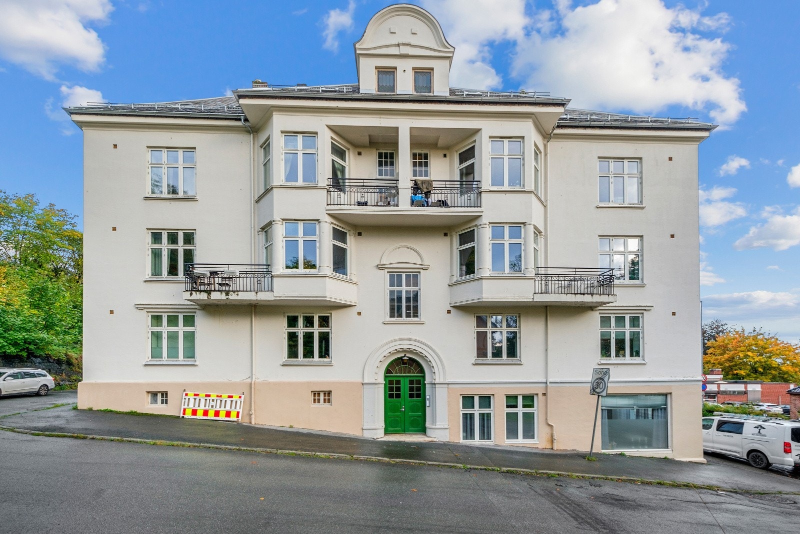 Fasade mot gaten. Galleribilde