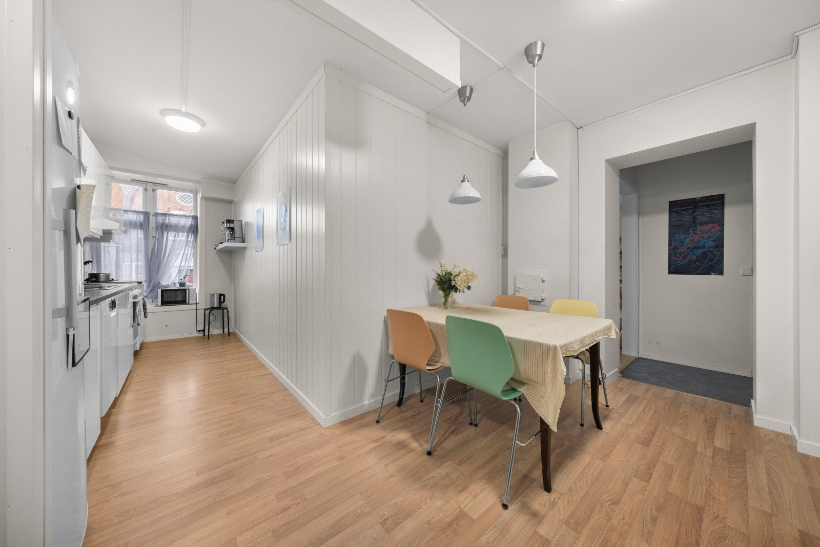 Hyggelig kjøkken med plass til spisegruppe. Galleribilde