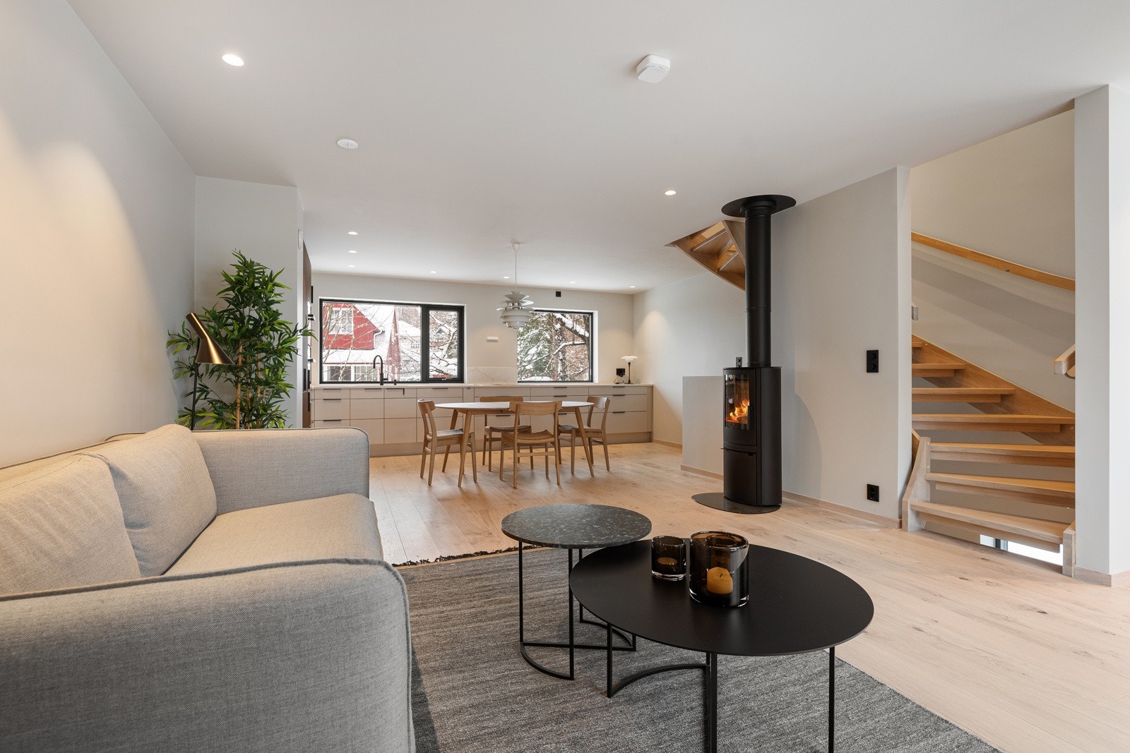 Stort kjøkken/stuerom med god plass til møblering av ulike miljøer. Galleribilde