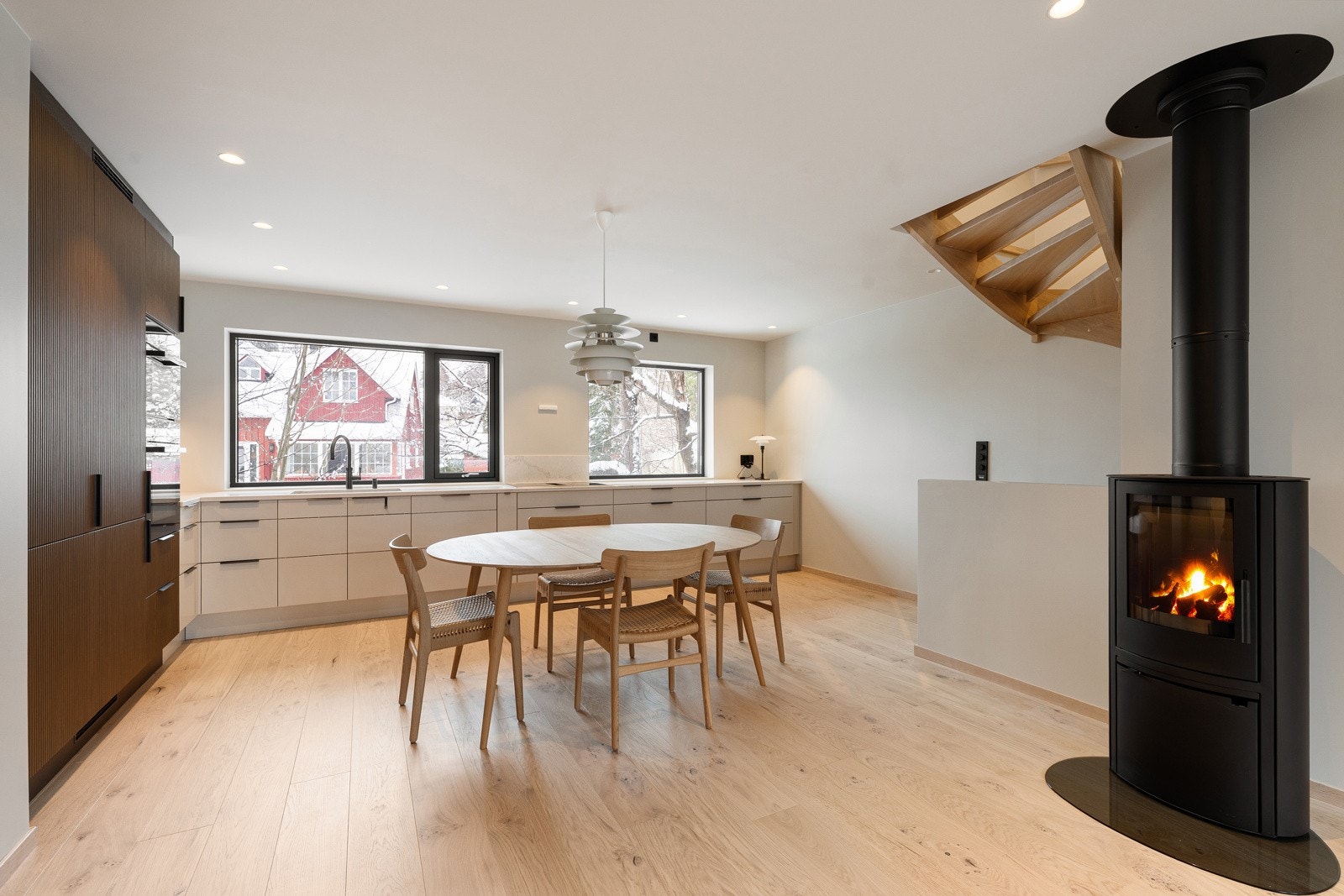 Peis installert slik at du ser den fra både stue og kjøkken. Galleribilde