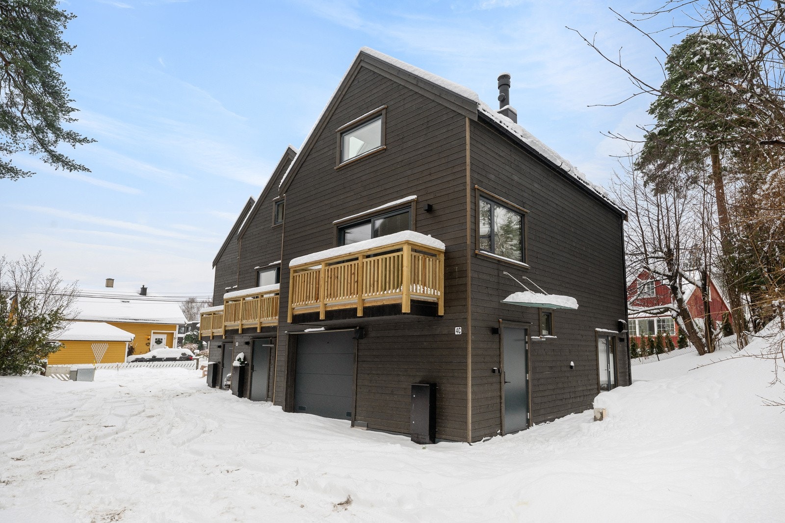 Boligen har garasje i bygget. Galleribilde